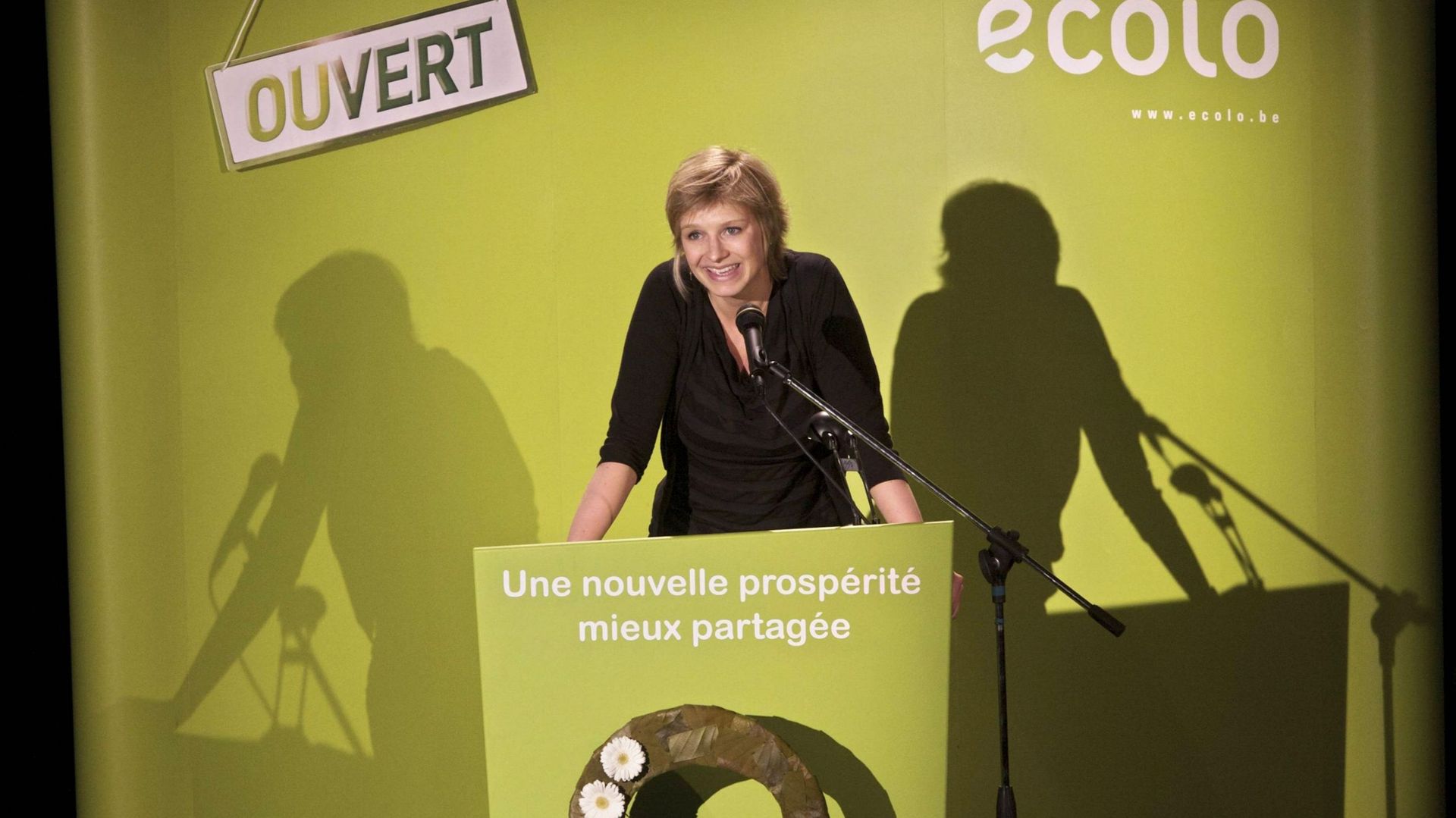 Géraldine Thiry, chercheuse en économie à l'UCL, prononce un discours lors des élections socio-économiques d'Ecolo, à Charleroi, dimanche 23 mai 2010.