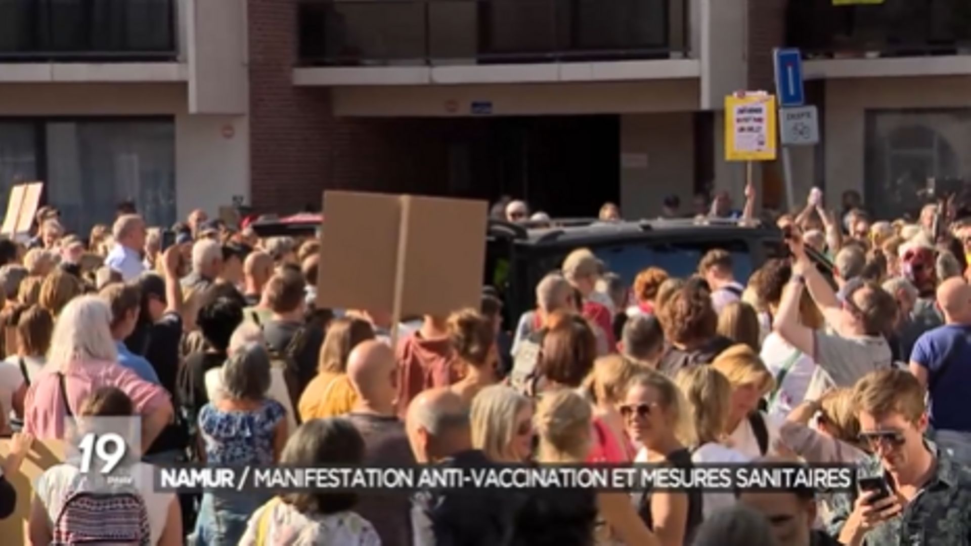 Vue générale de la manifestation à Namur le 25 septembre 2021. Un accueil contrasté sur le terrain pour l'équipe de la RTBF.
