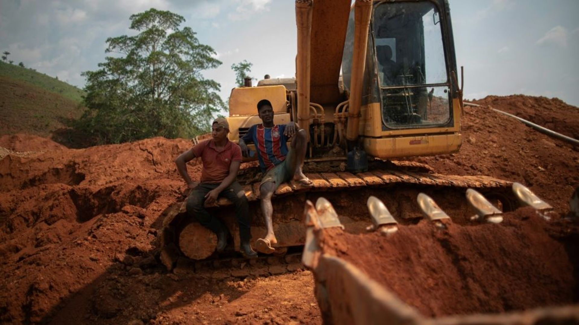 Des orpailleurs se reposent le 2 septembre 2021 à côté d’une mine d’or illégale à Sao Felix do Xingu, dans l’Etat du Para, au Brésil