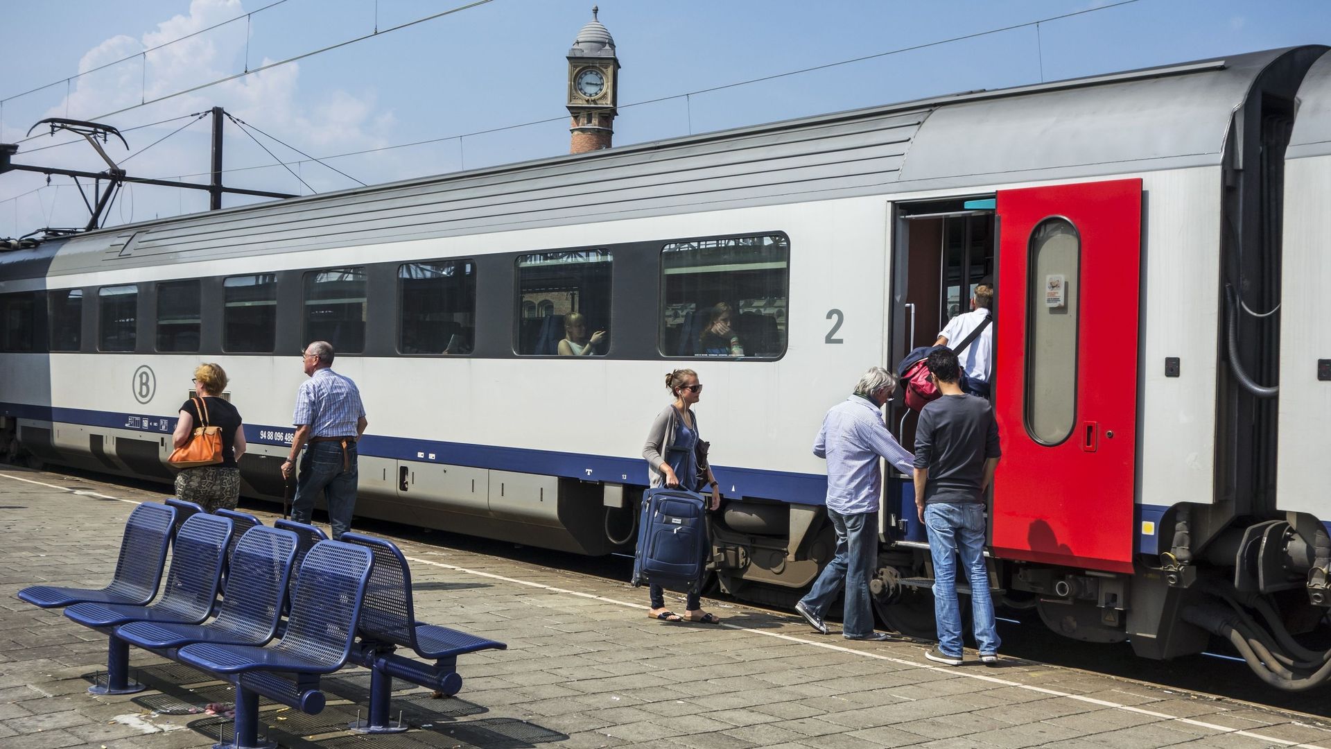 Passagers montant dans un train 