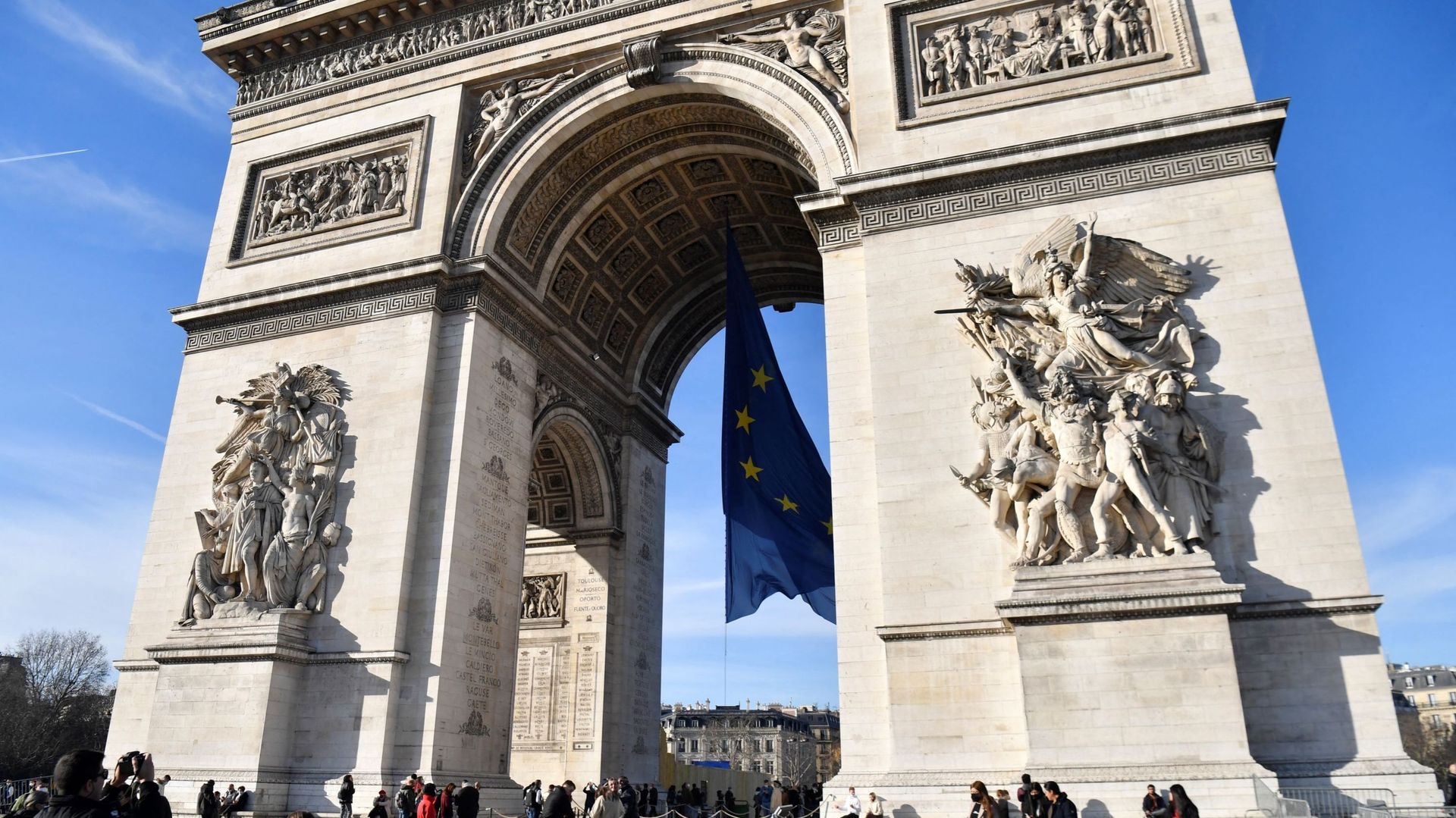 Le drapeau de l’Union européenne sous l’Arc de Triomphe à Paris, le 1er janvier 2022.