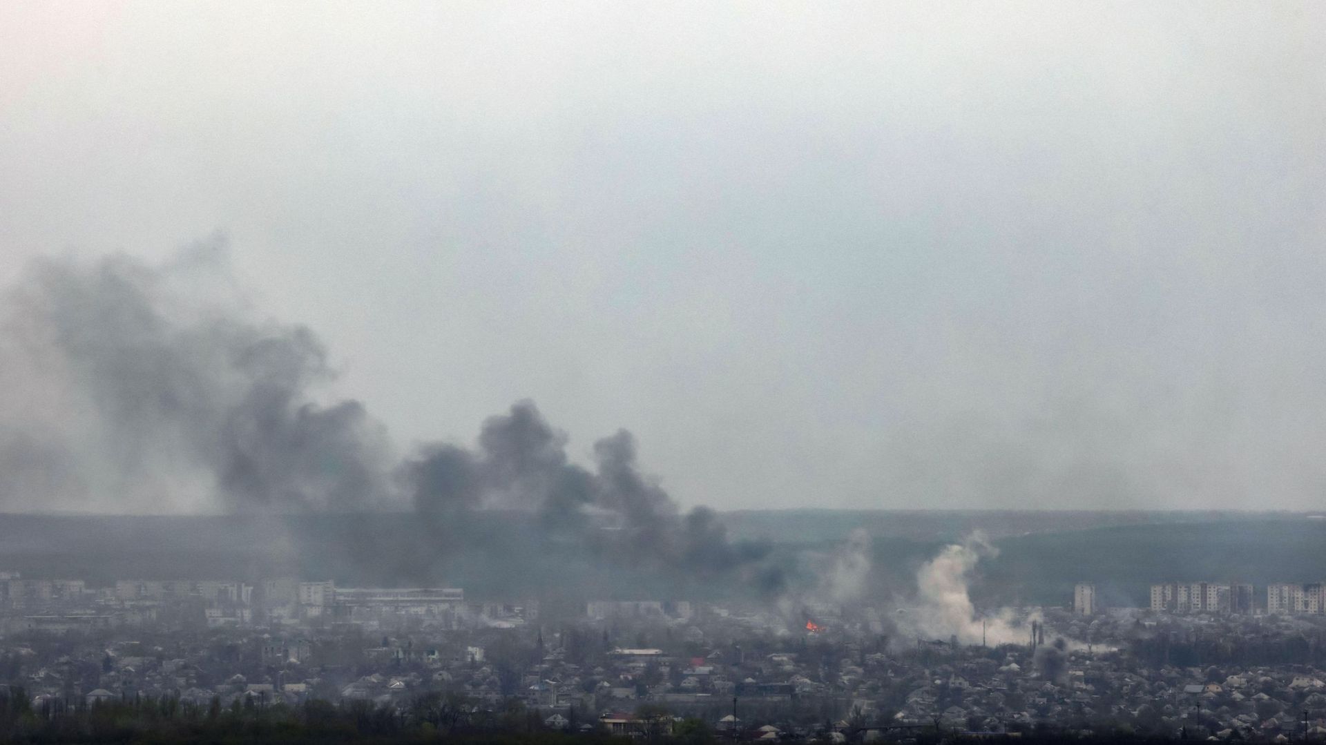 Une photo prise depuis le village de Novodruzhesk, montre de la fumée s'élevant dans la ville de Rubizhne, le 18 avril 2022, au 54e jour de l'invasion russe de l'Ukraine.
