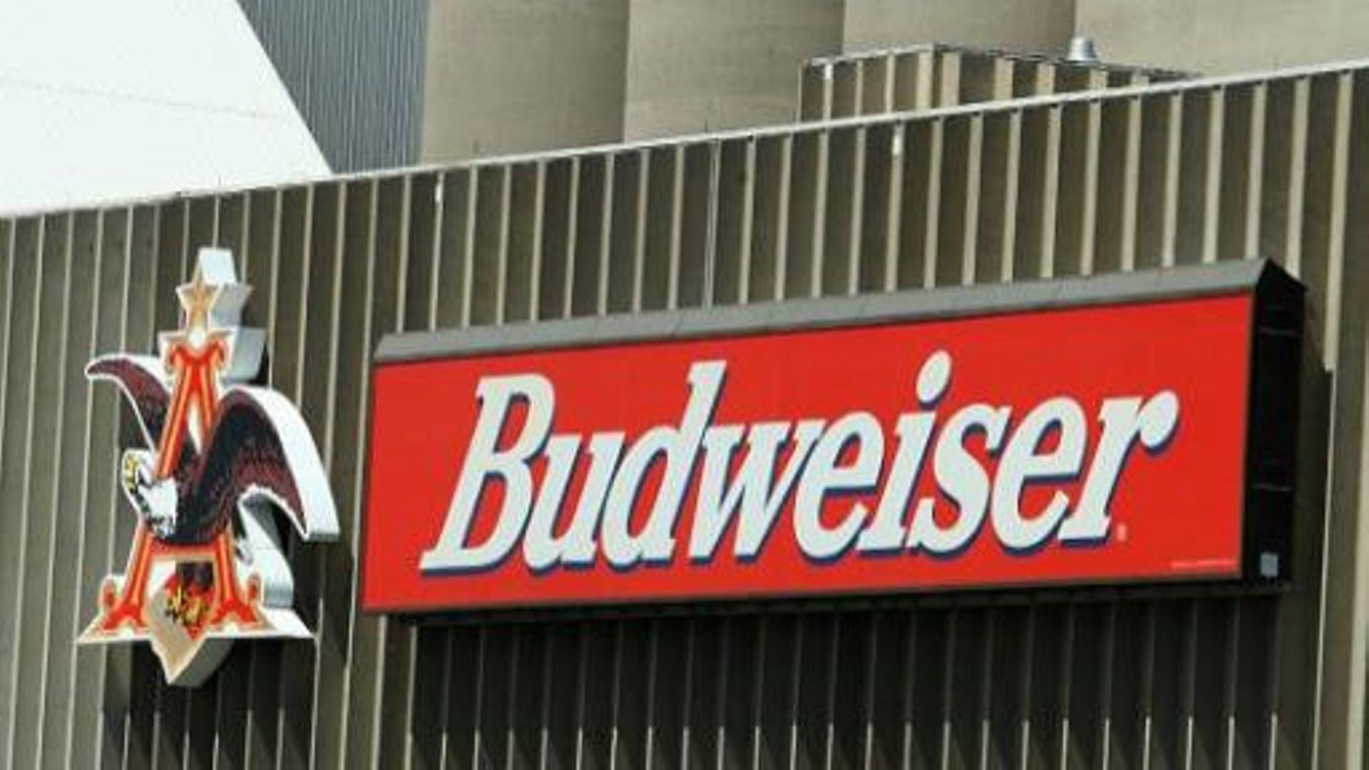 Les bières Budweiser sont-elles coupées ? Des consommateurs le pensent et attaquent la firme, filiale de ABInbev