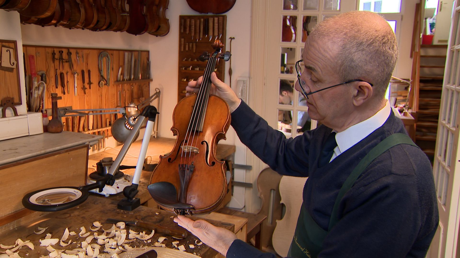 Jan Strick cultive l’excellence d’un savoir-faire aussi ancien que les instruments à cordes : la lutherie