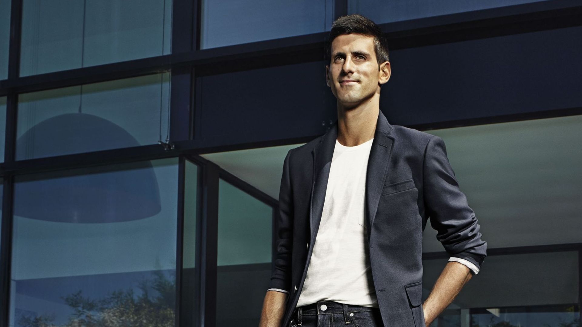 Novak Djokovic incarne une nouvelle collection denim