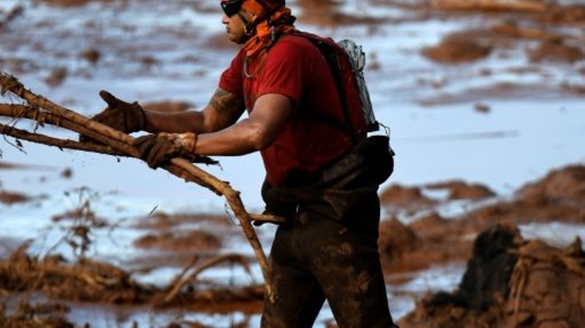 Un secouriste déblaie le terrain, à la recherche de disparus après la rupture d'un barrage près de  Brumadinho au Brésil, le 28 janvier 2019