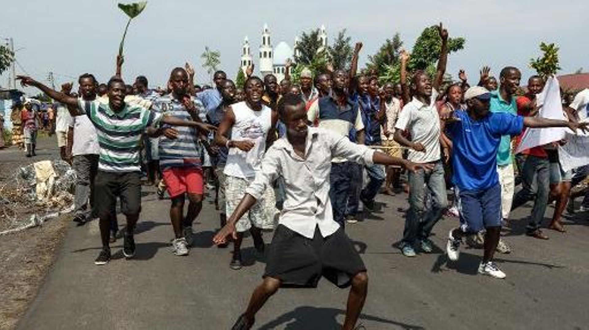Des manifestants burundais opposés à un 3e mandat de leur président défilent dans les rues à Bujumbura, le 19 mai 2015
