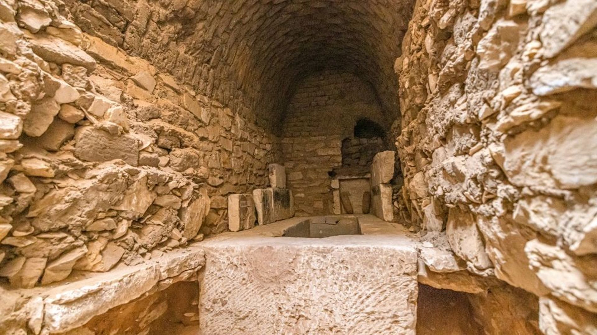 L'intérieur du caveau d'Iry, l'une des cinq tombes pharaoniques dévoilées à Saqqara, le 19 mars 2022 en Egypte