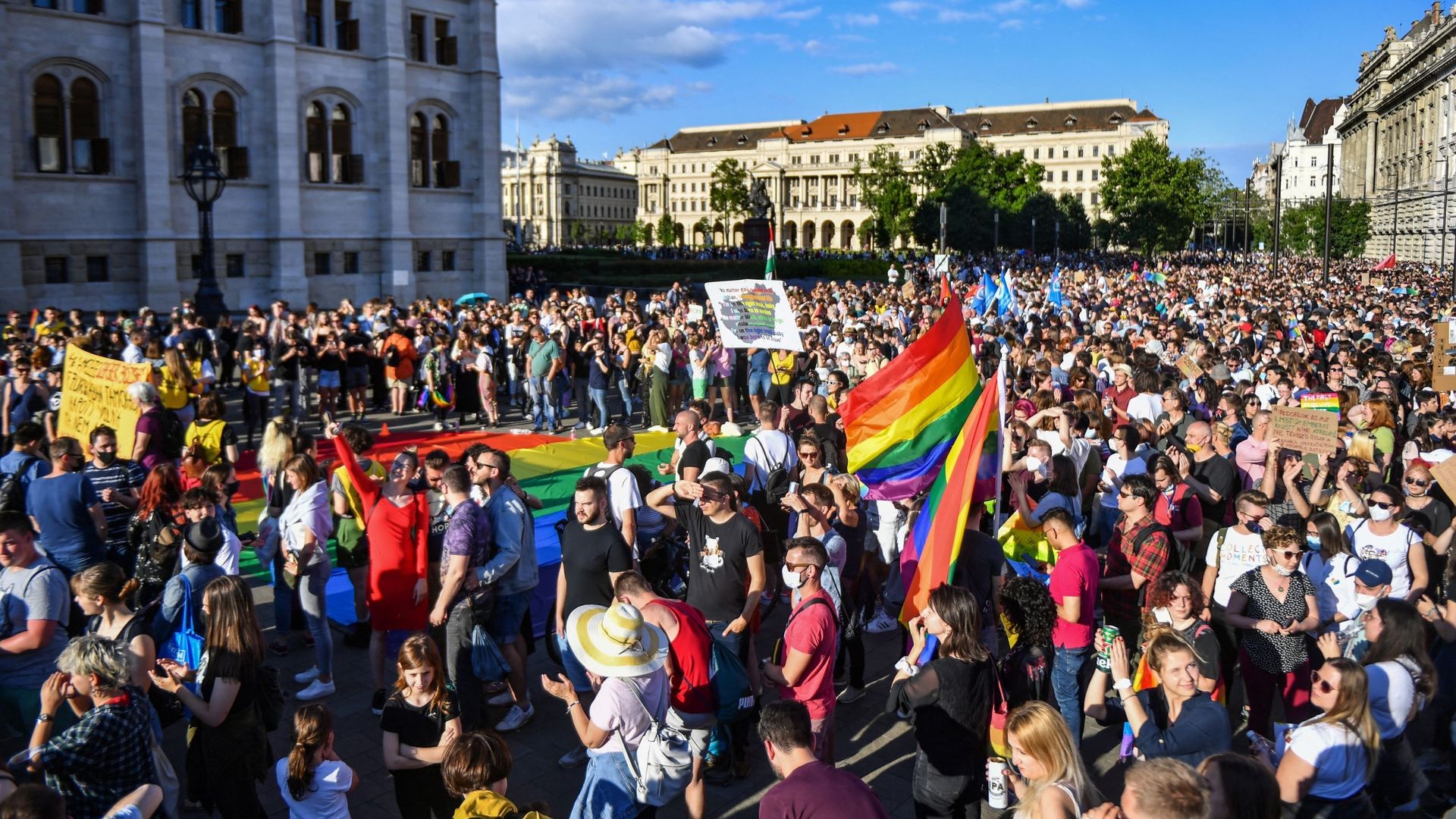 La loi hongroise sur la promotion de l’homosexualité est une "honte" pour la Commission européenne. Manifestation d’opposition à Budapest le 14 juin.