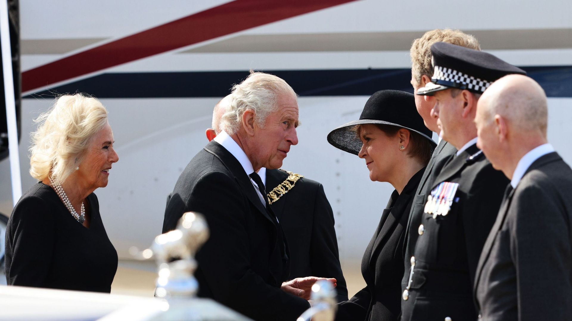 Le roi Charles III et la reine consort accueillis par la Première ministre Nicola Sturgeon à leur arrivée en Ecosse.