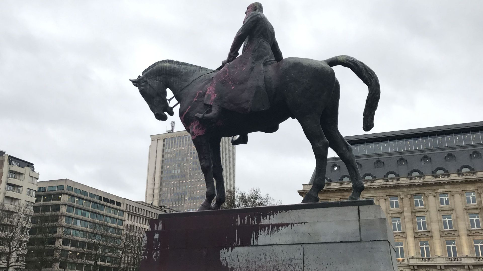 La statue du Roi Léopold II recouverte de peinture place du! Trône