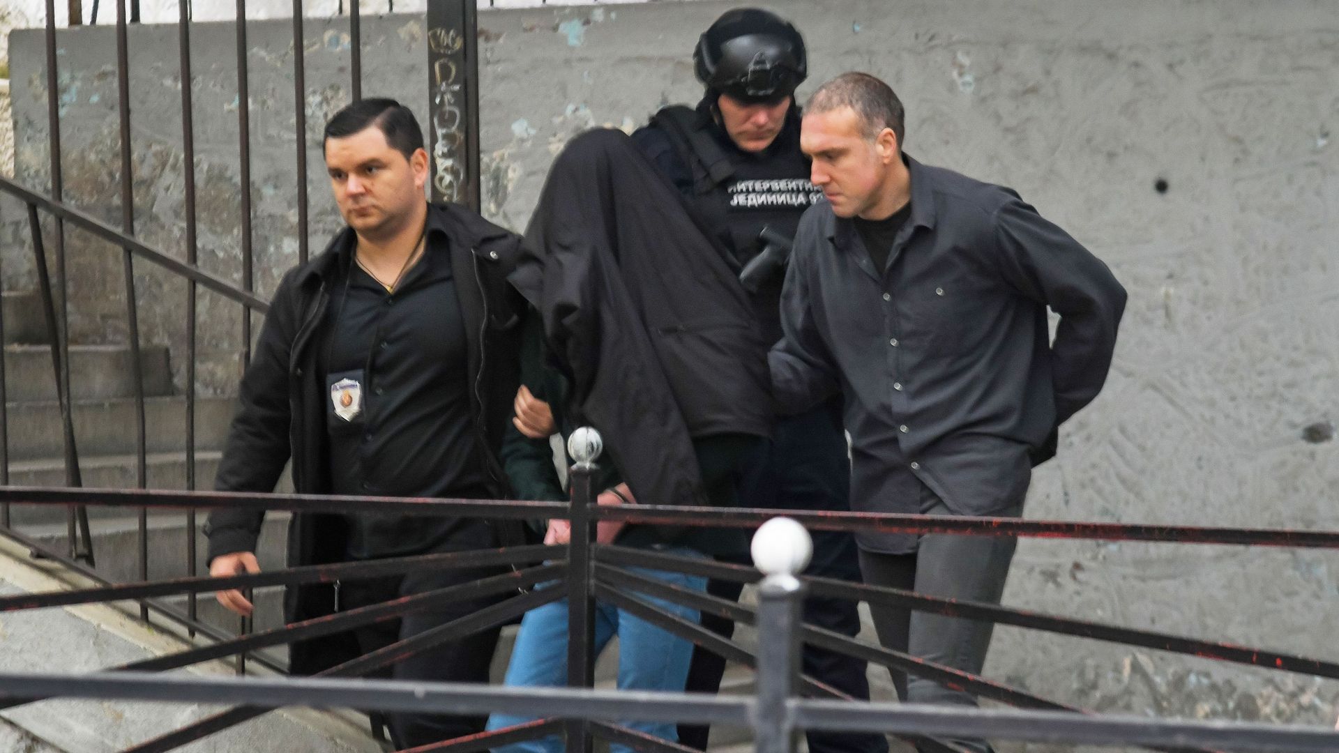Des officiers de police escortent un mineur, un élève de septième année soupçonné d'avoir tiré plusieurs coups de feu dans une école de la capitale Belgrade, le 3 mai 2023 à Belgrade, Serbie. Au moins huit élèves et un agent de sécurité ont été tués lors 