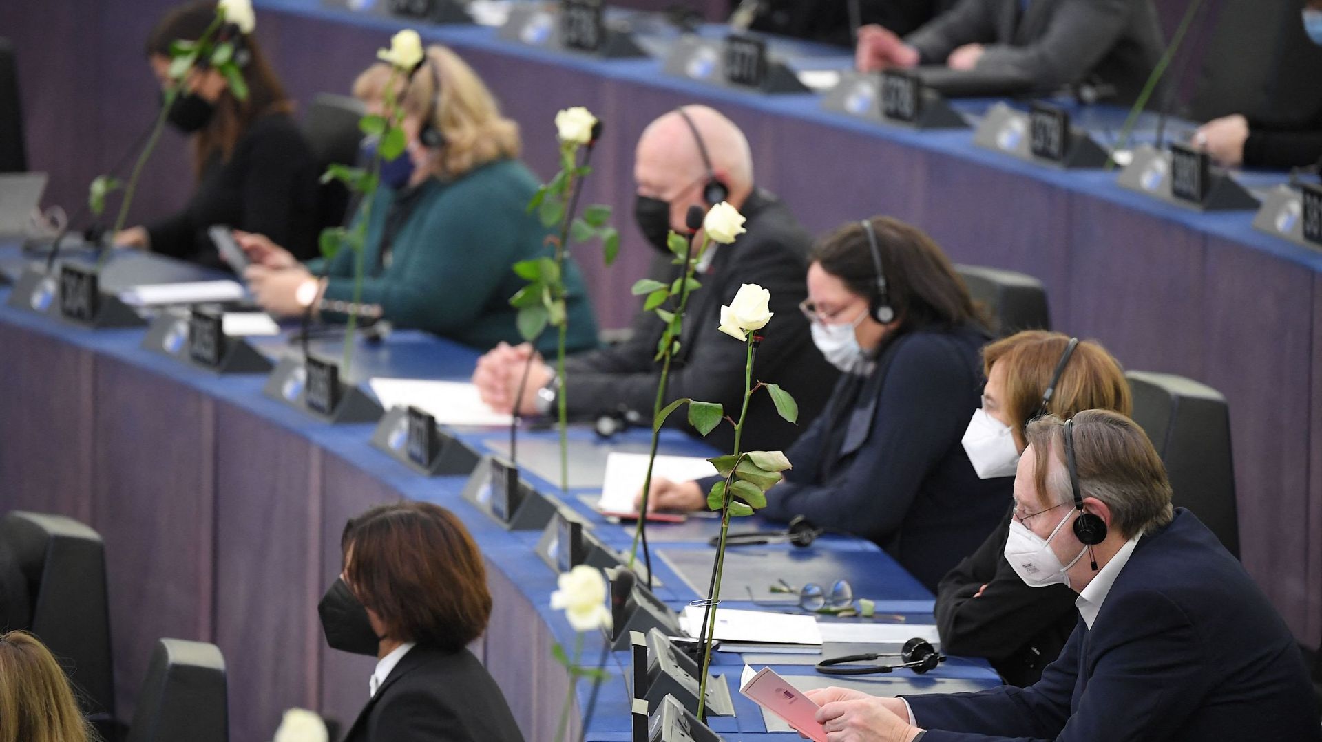 Des membres du Parlement européen assistent à un hommage au défunt président du Parlement européen, David Sassoli, au Parlement européen à Strasbourg, le 17 janvier 2022.