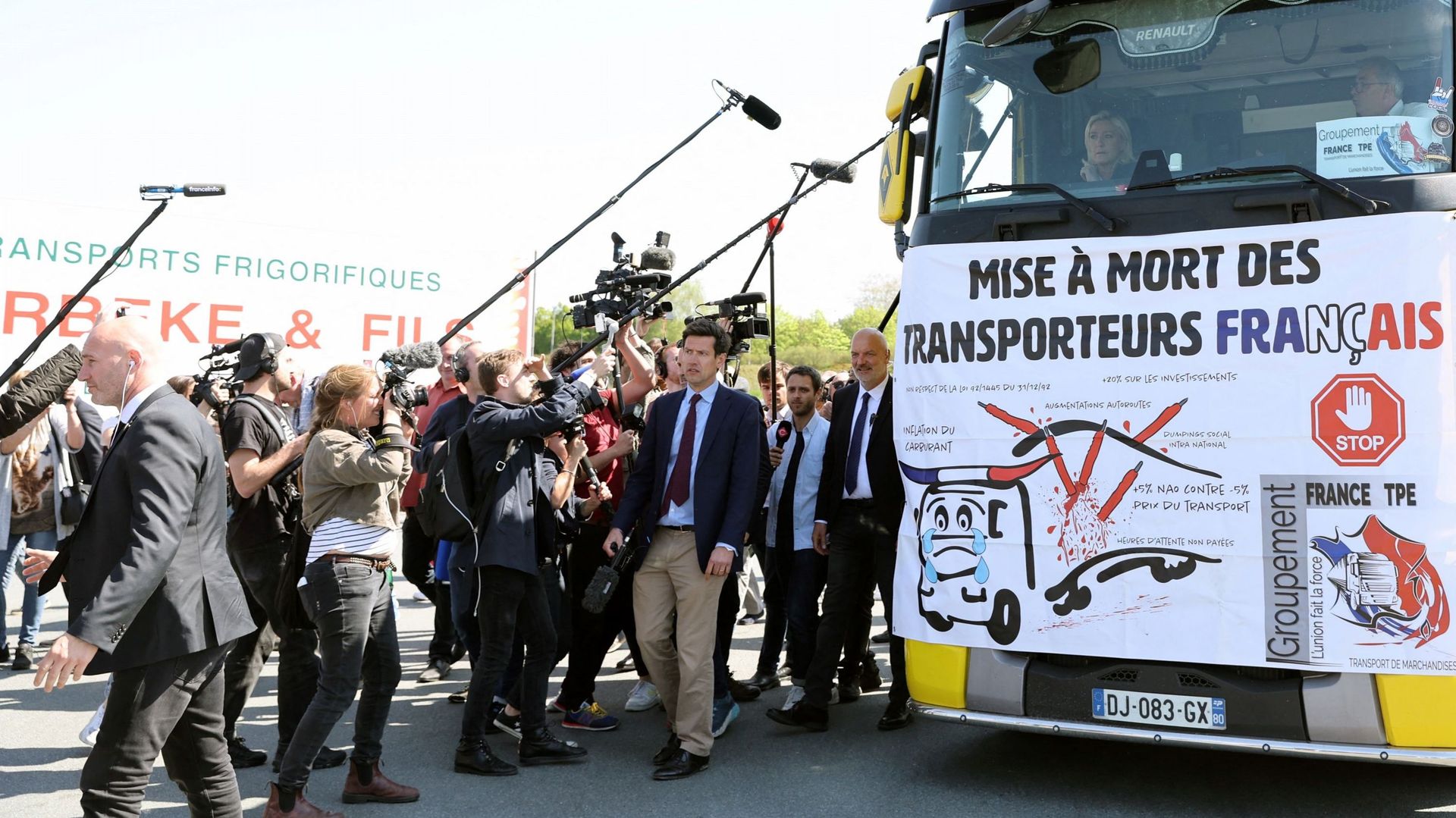 Marine Le Pen, assise dans un camion avant un déjeuner avec des camionneurs dans un restaurant routier à Roye, le 21 avril 2022.