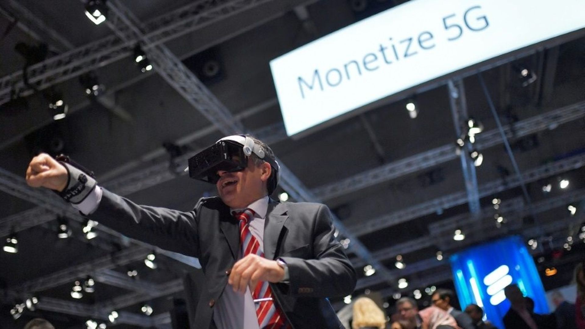 Un visiteur du salon MWC de Barcelone essaie des lunettes de réalité augmentée 5G.