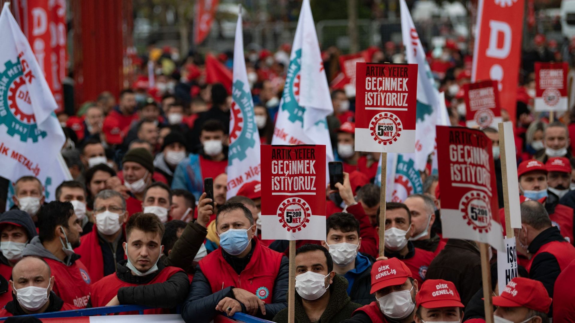 Des manifestants tiennent des pancartes pendant une manifestation de la Confédération des syndicats progressistes de Turquie (DISK) contre le gouvernement à Istanbul, en Turquie, le 12 décembre 2021.