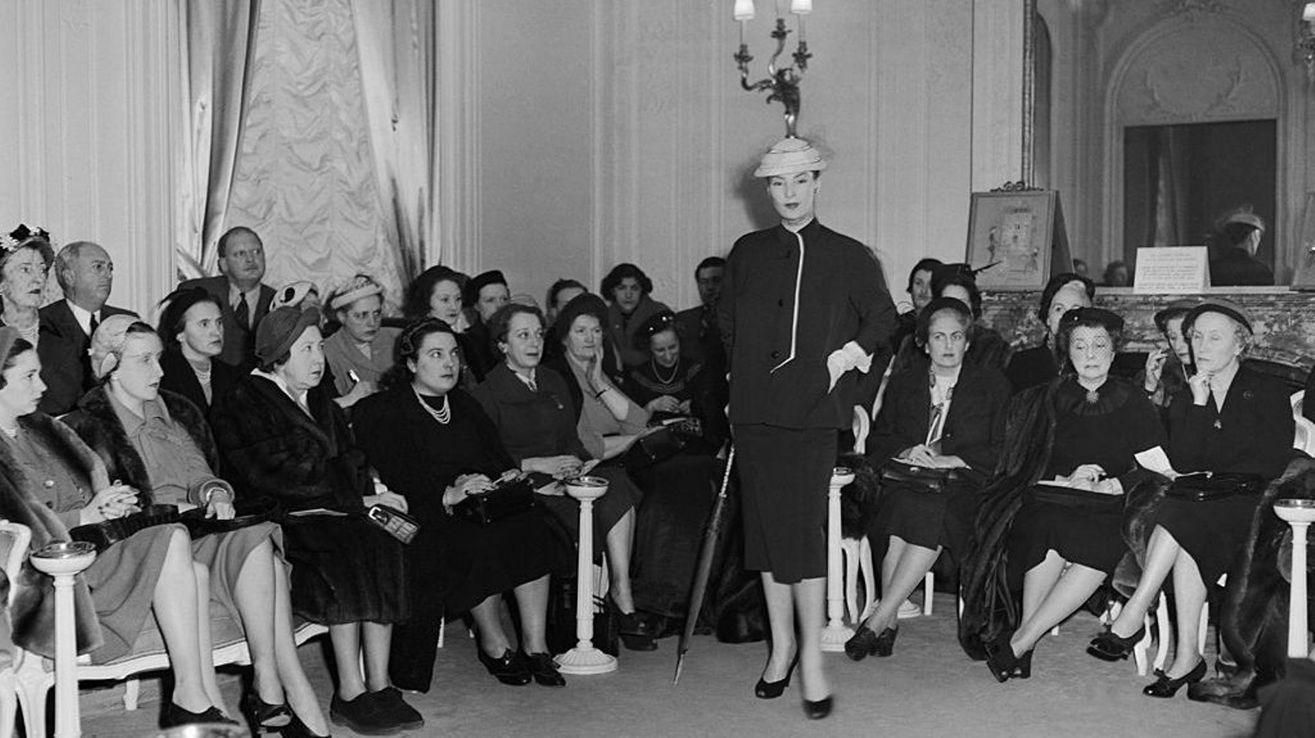 Un défilé dans la maison Christian Dior le 27 février 1951.