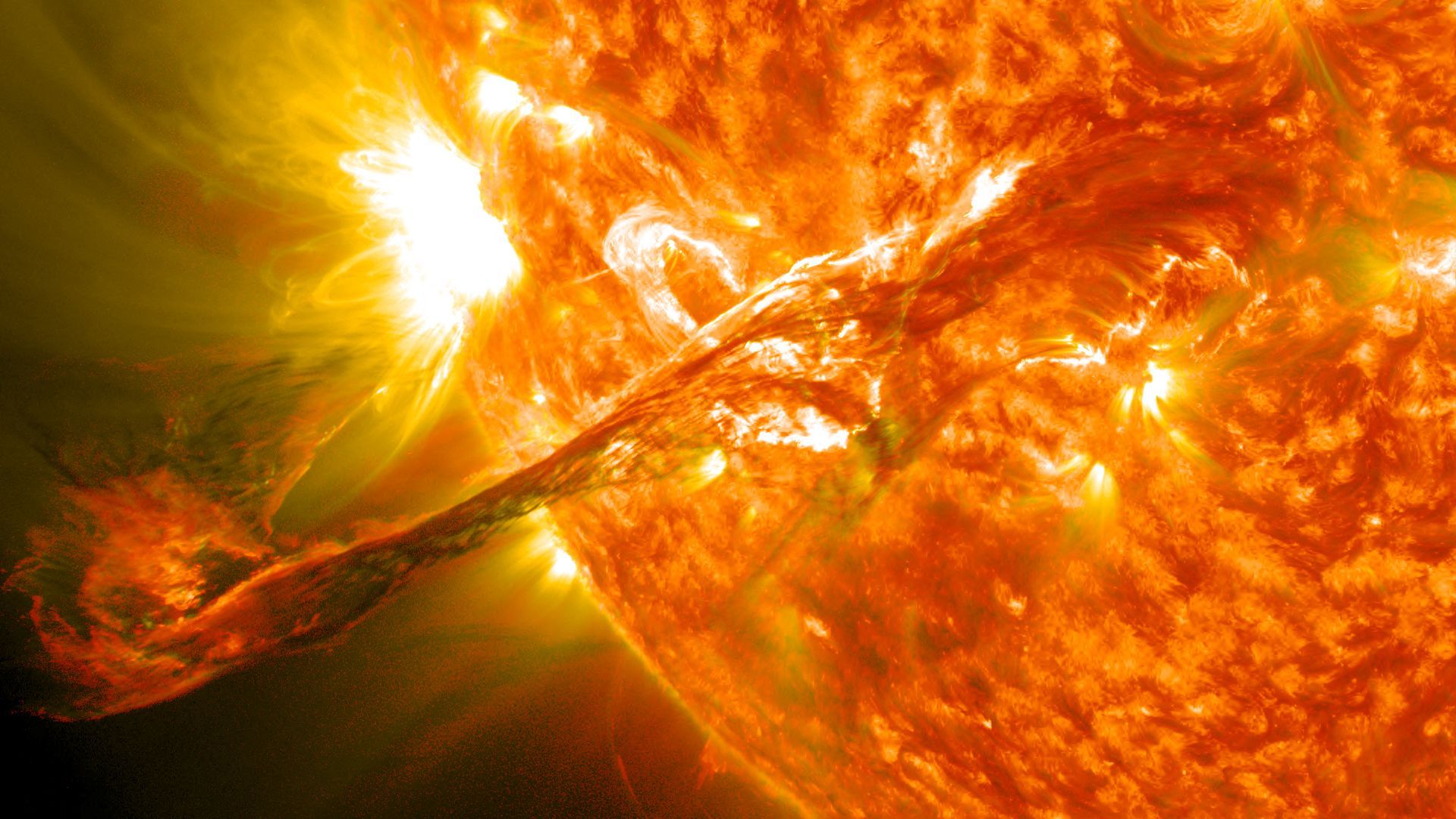 Vue rapprochée d’une protubérance géante, éjectée du Soleil lors d’une éruption solaire le 31/08/2012 avec une vitesse d’expansion de 1500km/s 