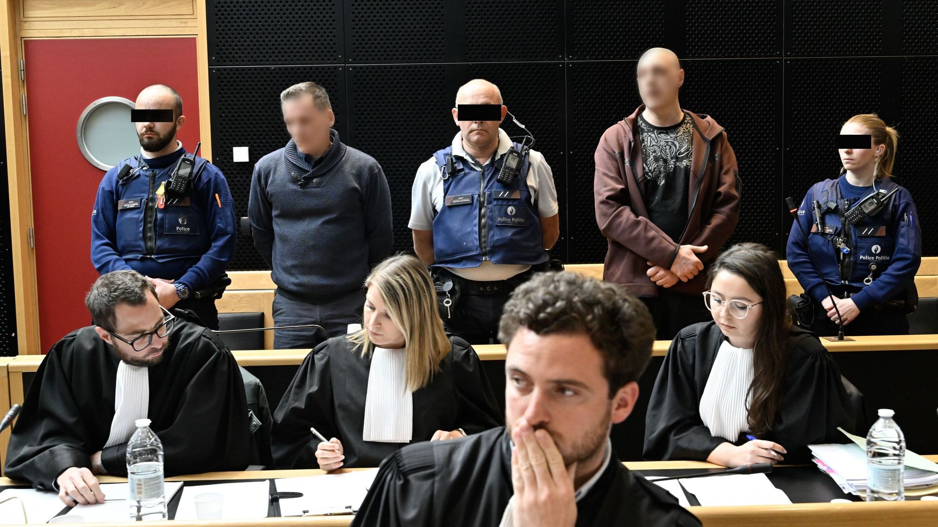 Johnny Vanhoutte et Claudy Putman photographiés lors de la constitution du jury devant la Cour d'assises de la province de Hainaut à Mons le mercredi 17 mai 2023. Ils sont accusés de plusieurs vols avec violence, avec plusieurs circonstances aggravantes d
