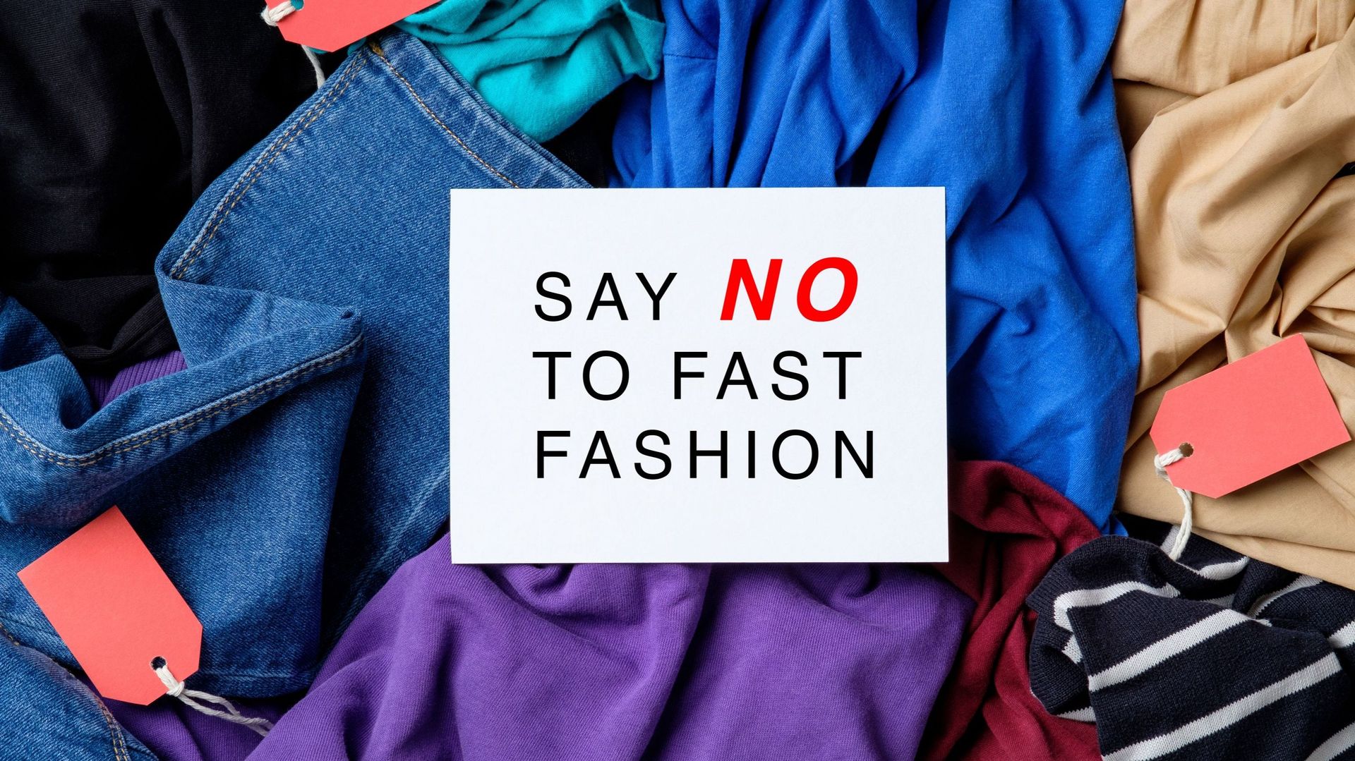 Panneau "Dites non à la fast fashion".