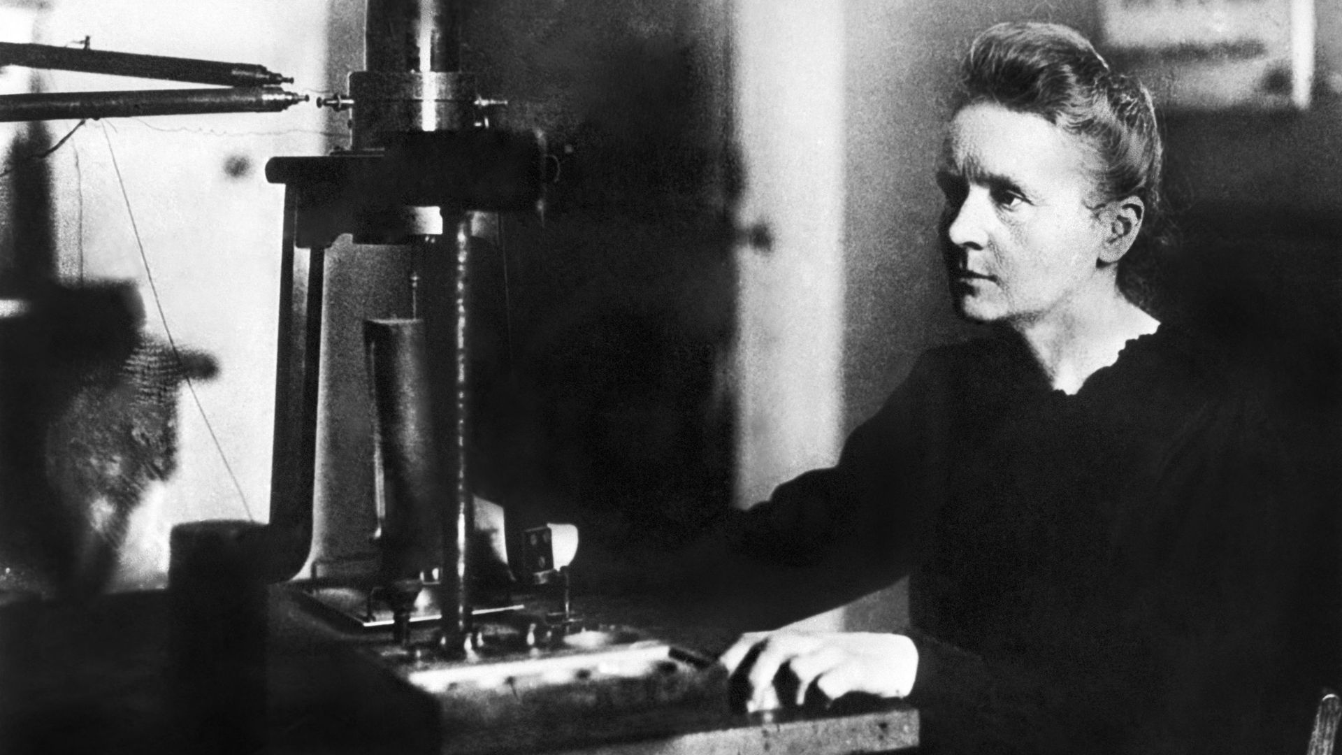 Marie Curie travaillant dans le laboratoire de l’Université de Paris (1925).