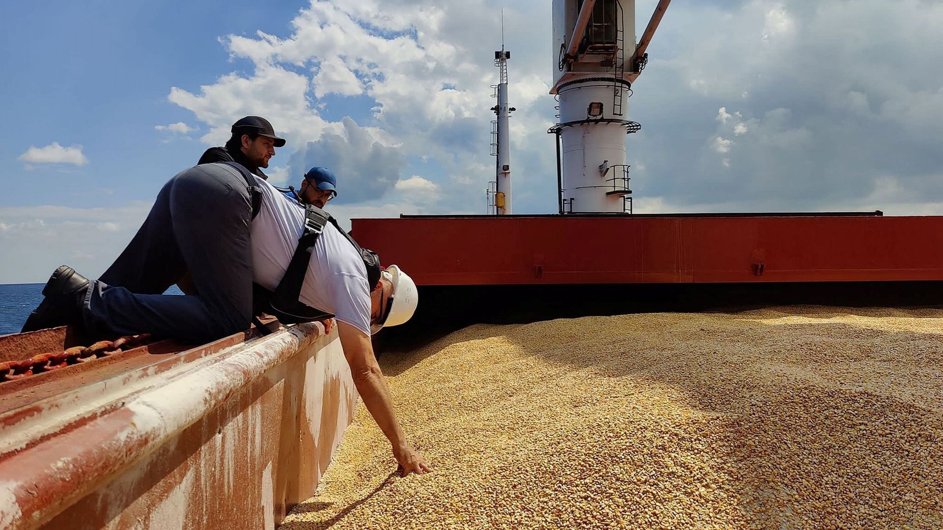 Cette photo prise et publiée par le service de presse du ministère turc de la Défense le 3 août 2022 montre un membre de la délégation d'inspection inspectant le Razoni, un cargo battant pavillon sierra-léonais transportant 26 000 tonnes de maïs en proven