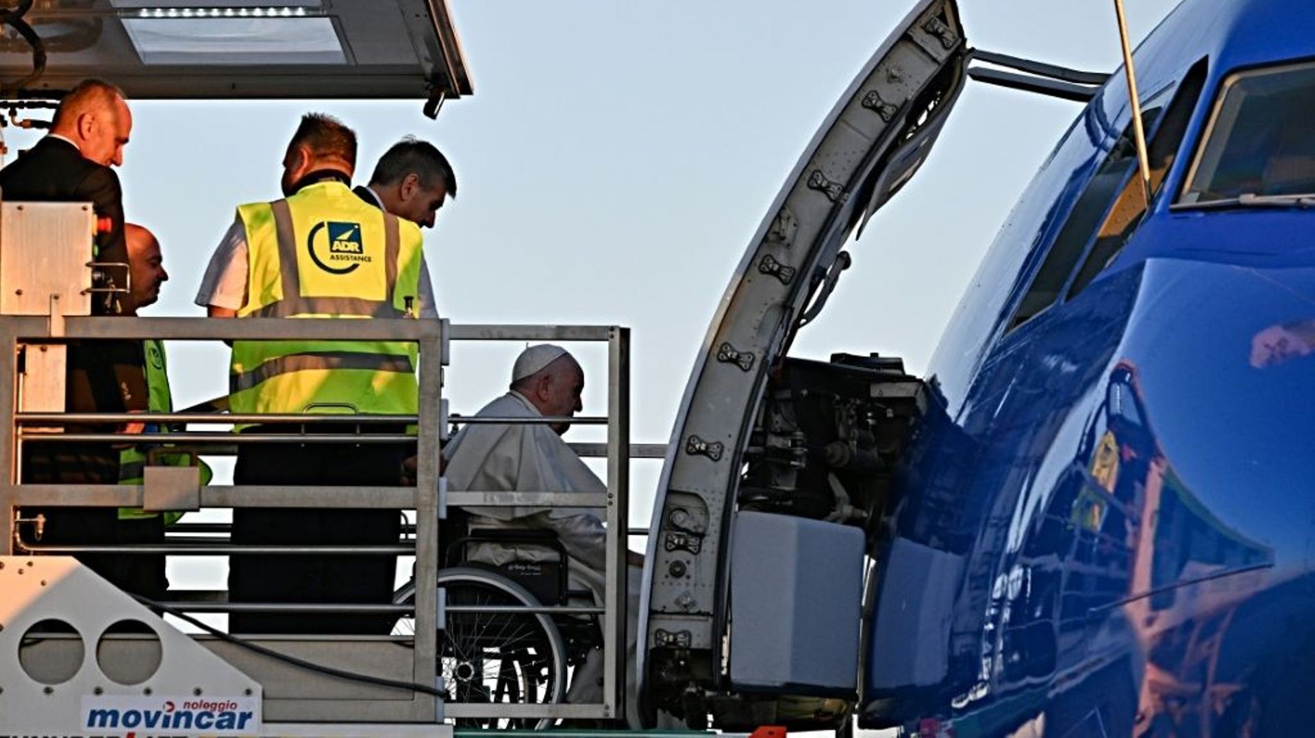 Le pape François, en fauteuil roulant, embarque à bord d'un avion pour une visite de trois jours au Kazakhstan, le 13 septembre 2022 à l'aéroport Fiumicino de Rome