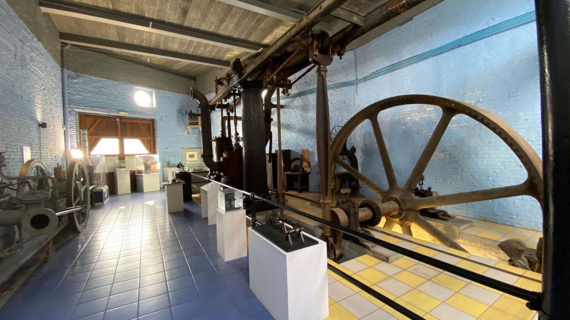 l’idée c’est de dépoussiérer le musée et de de mettre en valeur certaines pièces remarquables comme cette machine à vapeur du 19e siècle…