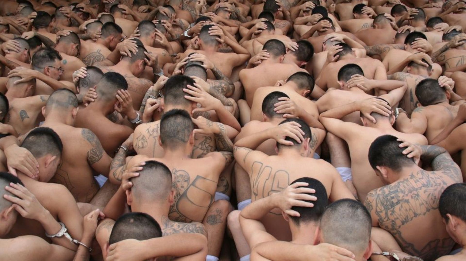 Photo fournie par la présidence du Salvador de membres de gangs emprisonnés, le 28 mars 2022 à la prison de Cuidad Barrio