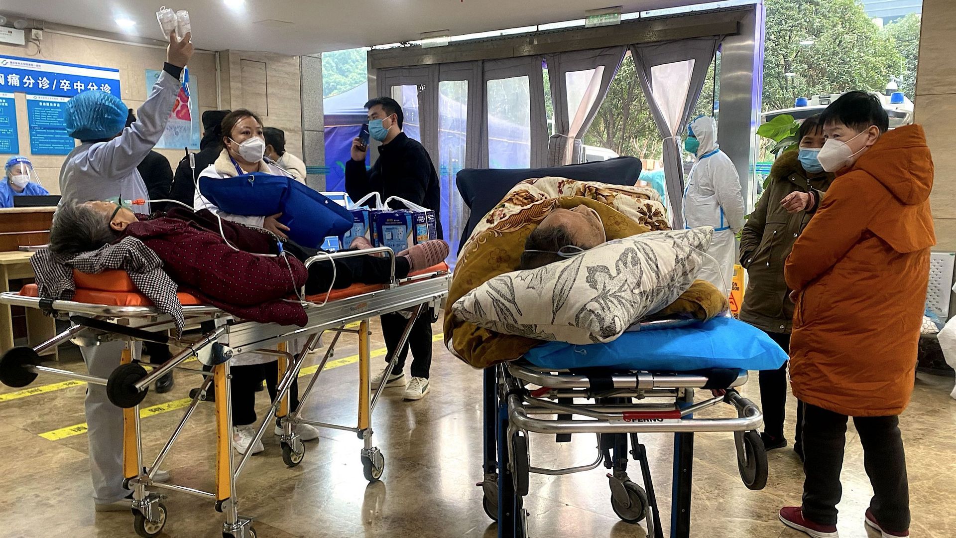 Des patients atteints de Covid-19 sur des civières dans le service des urgences du premier hôpital affilié de l’Université médicale de Chongqing, dans le sud-ouest de la Chine, le 22 décembre 2022.