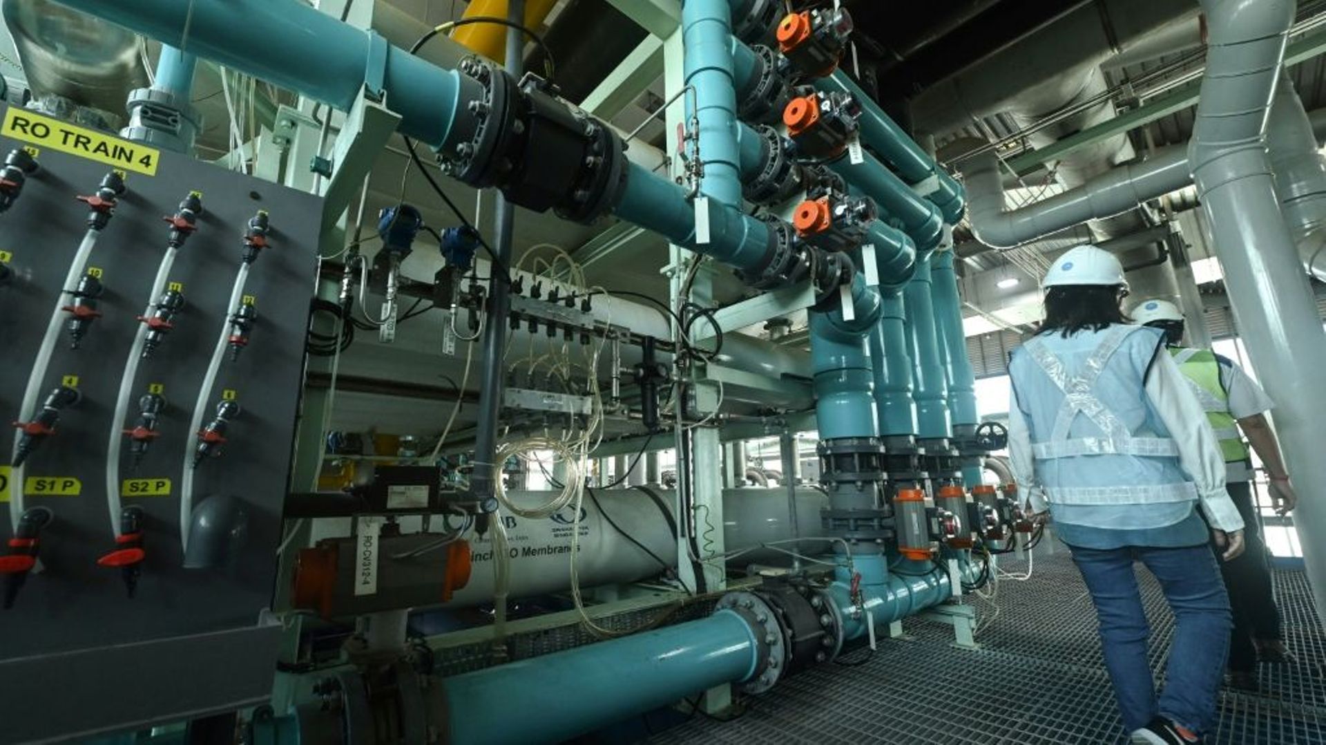 Dans une salle de l’usine de traitement des eaux usées Bedok NEWater à Singapour, le 27 juillet 2021