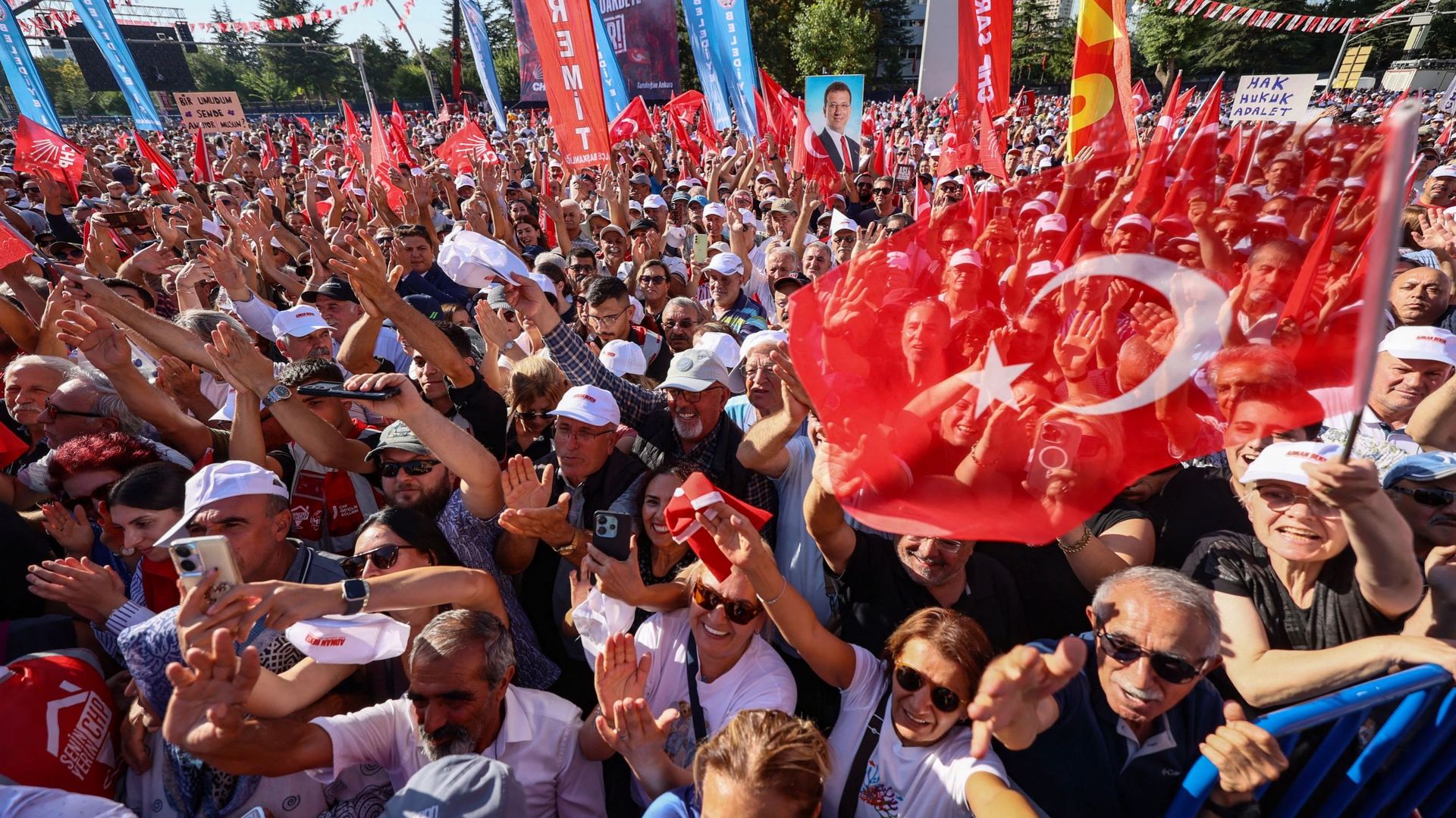 Turquie : des dizaines de milliers de manifestants pour soutenir l’opposition