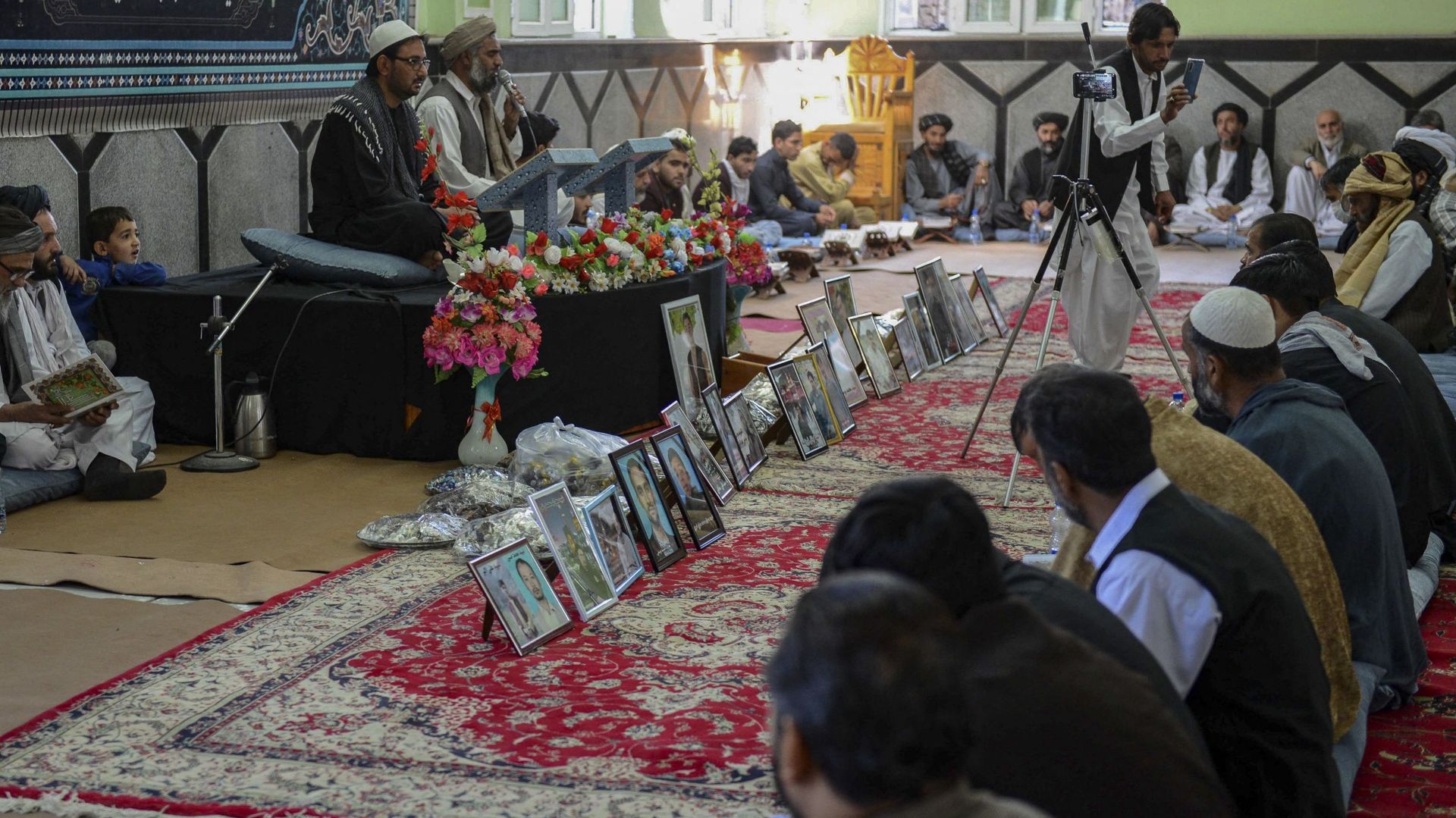 Des Afghans se rassemblent à Kandahar, le 18 octobre 2021, pour assister à une cérémonie de prière pour les victimes du récent attentat suicide à la mosquée chiite dans la ville de Kandahar, dans le sud de l’Afghanistan.
