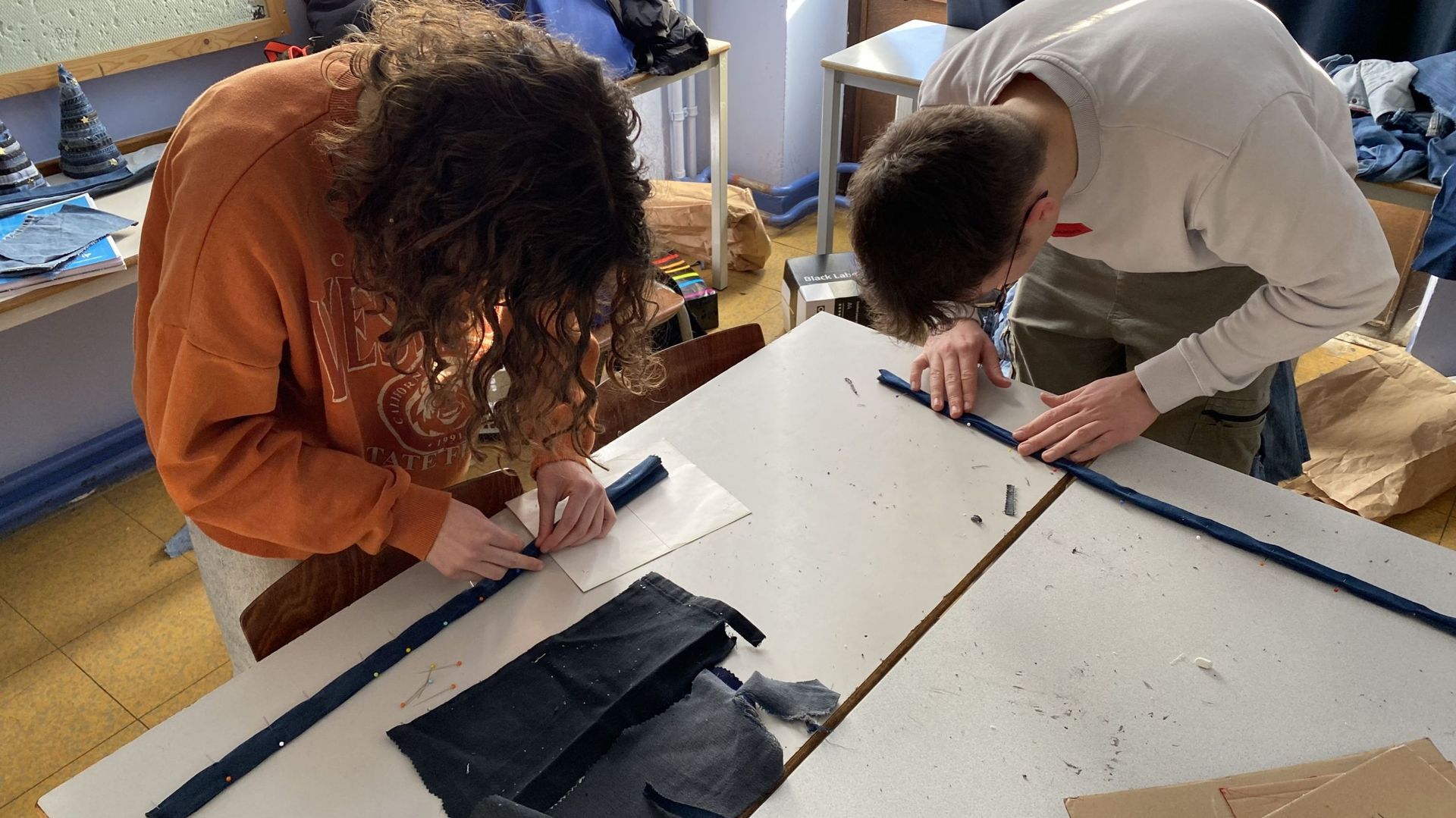 Les jeunes entrepreneurs s’appliquent pour un travail de qualité.