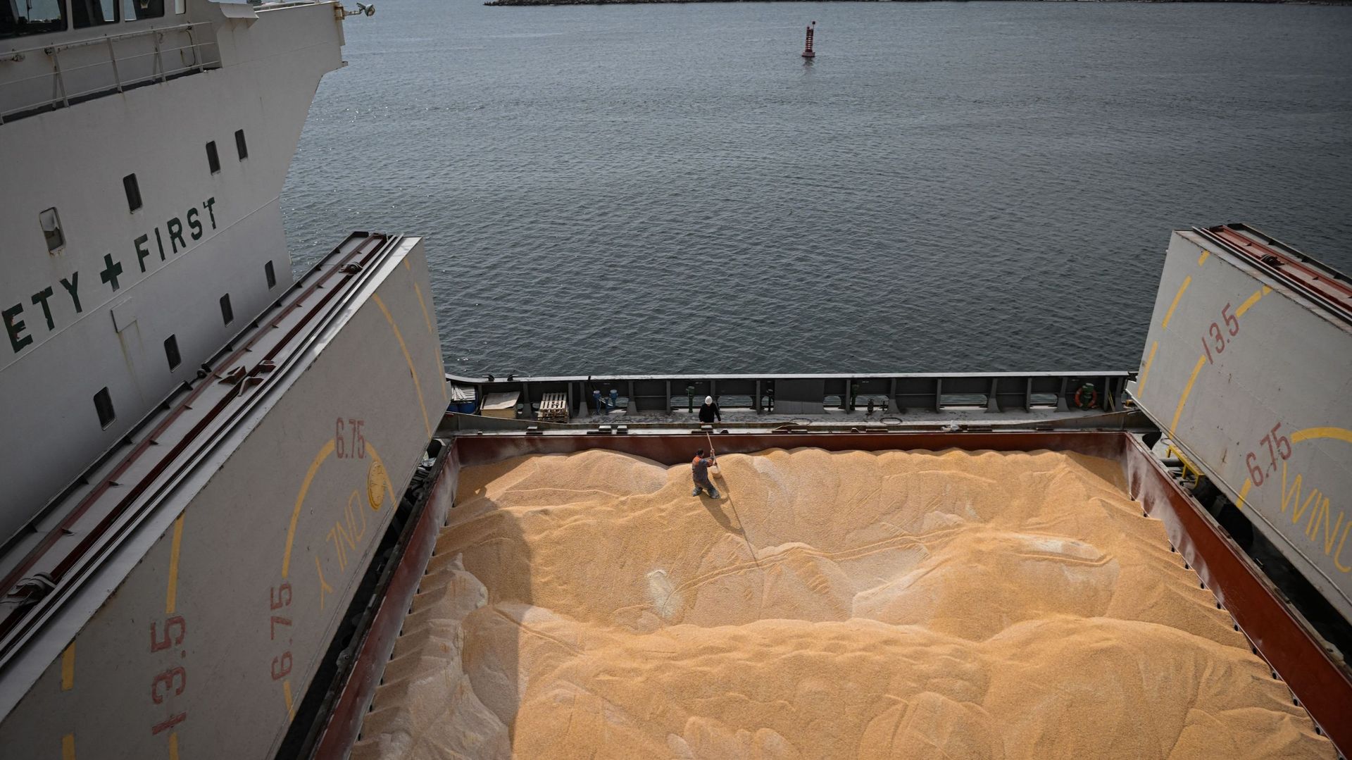 Du blé dans un bateau dans le port de Constanta, en Roumanie. Ce port est devenu un hub pour l’export de marchandises venues d’Ukraine après le début de la guerre. 3 mai 2022