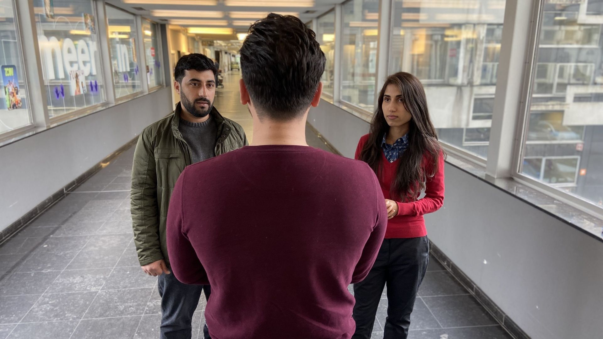 Les journalistes afghans Mohamad Shabir Ahmadi, Manizha Khanzada et, de dos, Saafi.