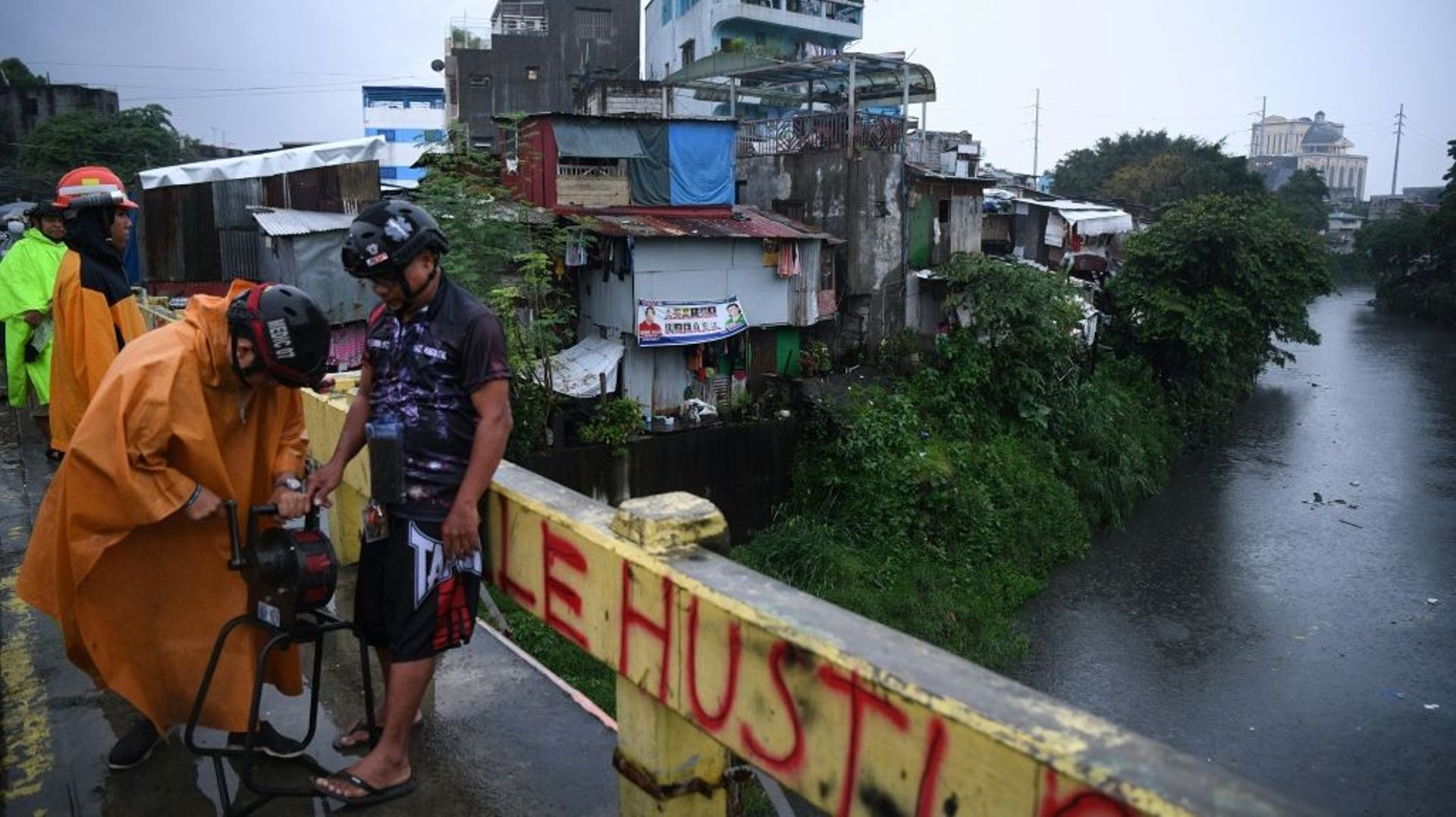 Des responsables mettent en route une sirène à Quezon, dans la banlieue de Manille, le 25 septembre 2022