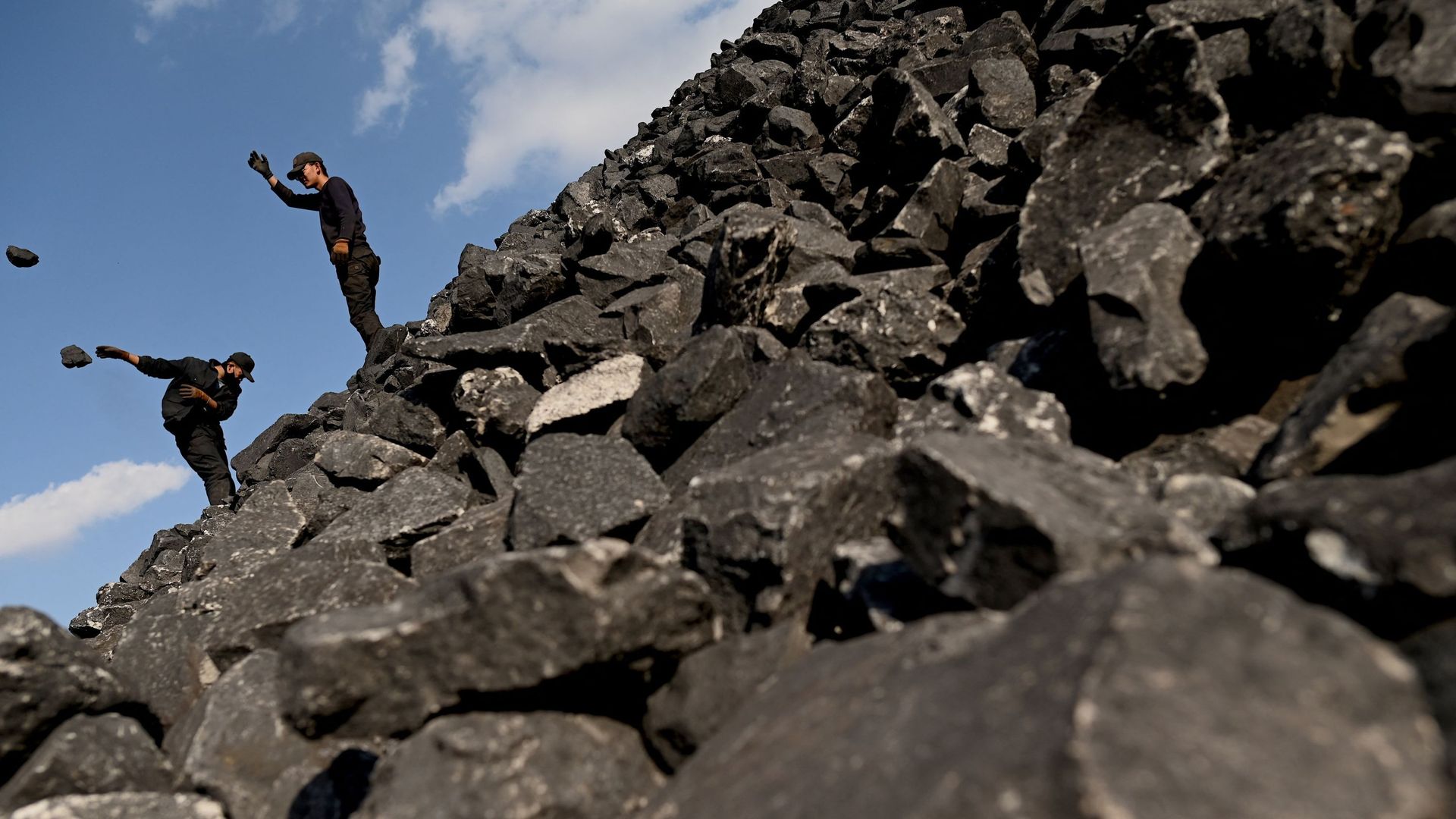Des ouvriers trient des pierres près d’une mine de charbon à Datong, dans la province chinoise du Shanxi (nord), le 2 novembre 2021 (illustration)
