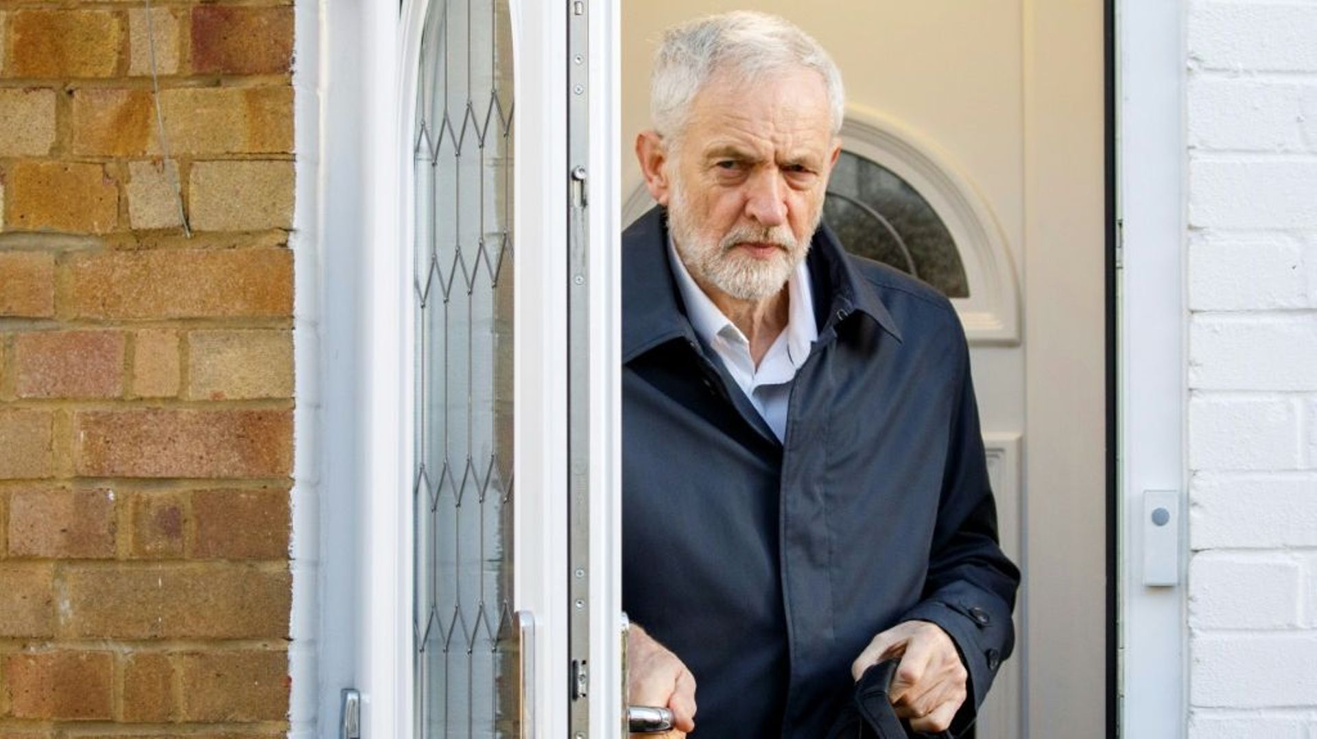 Le dirigeant du Parti travailliste Jeremy Corbyn quitte son domicile de Londres le 14 janvier 2019.