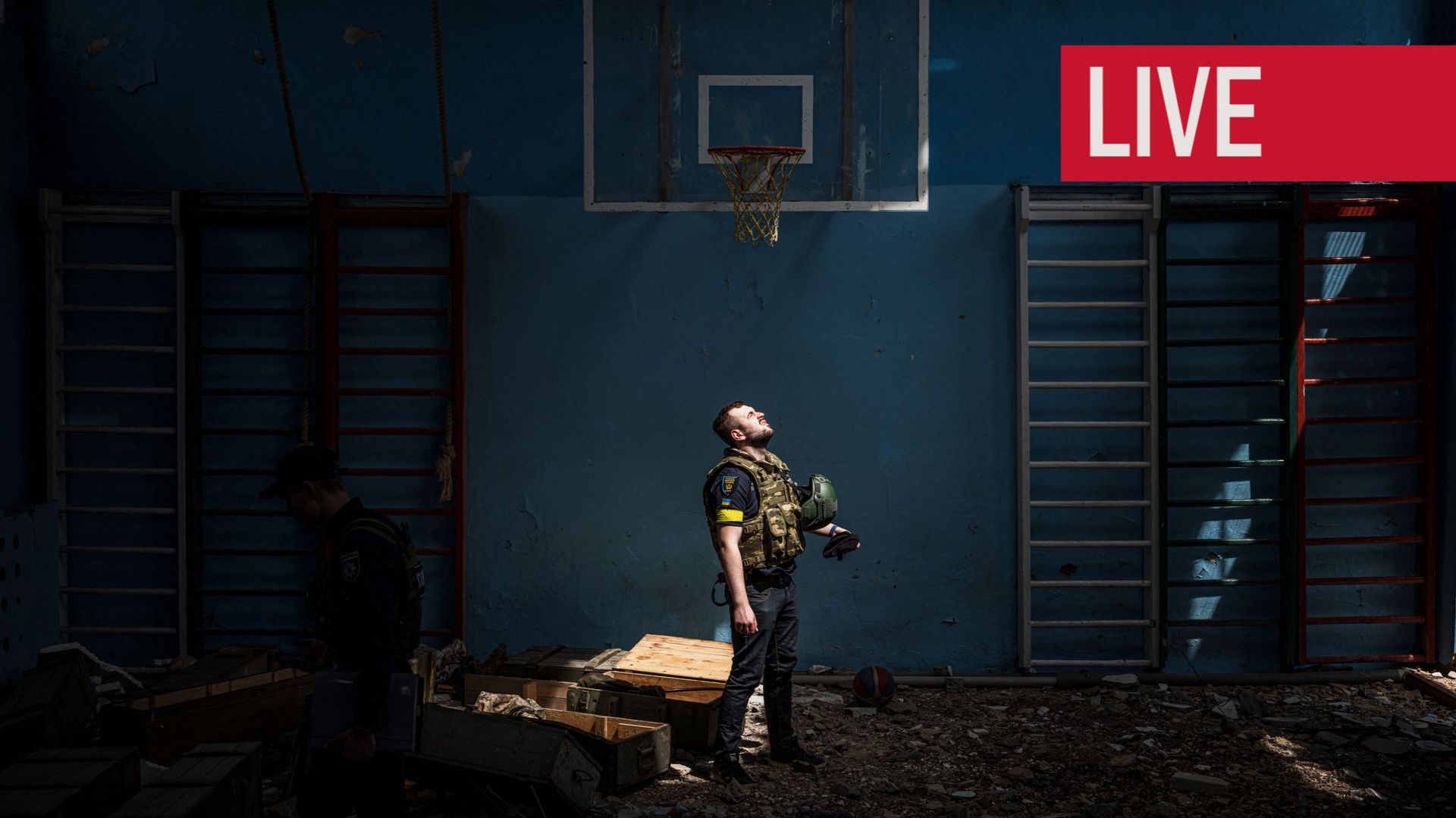 Un policier ukrainien se tient à l’intérieur de la salle de sport d’une école, où, selon les habitants, des soldats russes étaient basés dans le village de Vilkhivka, après qu’il ait été repris par l’armée ukrainienne, près de la ville orientale de Kharki