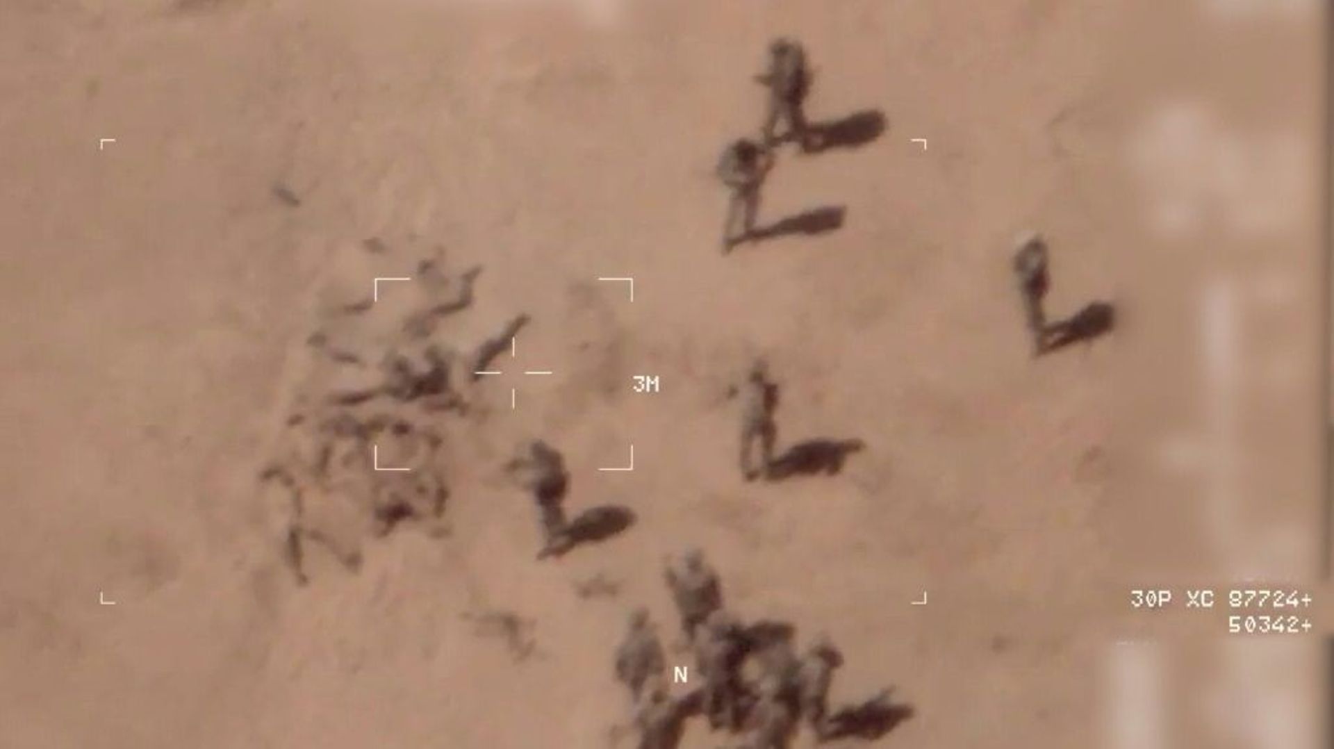 Capture d'écan d'une vidéo diffusée par l'armée française  qui dit avoir filmer le 21 avril 2022 avec un drone des mercenaires russes enterrant des corps à la base de Gossi au Mali