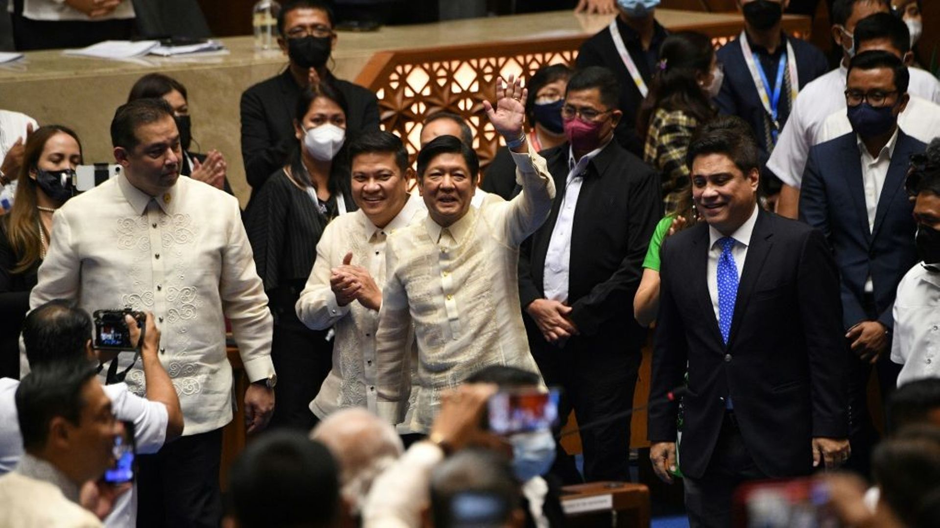 Le président élu des Philippines, Ferdinand Marcos Jr. (C), salue ses partisans lors de sa proclamation en tant que président du pays à la Chambre des représentants à Quezon City, dans la banlieue de Manille, le 25 mai 2022