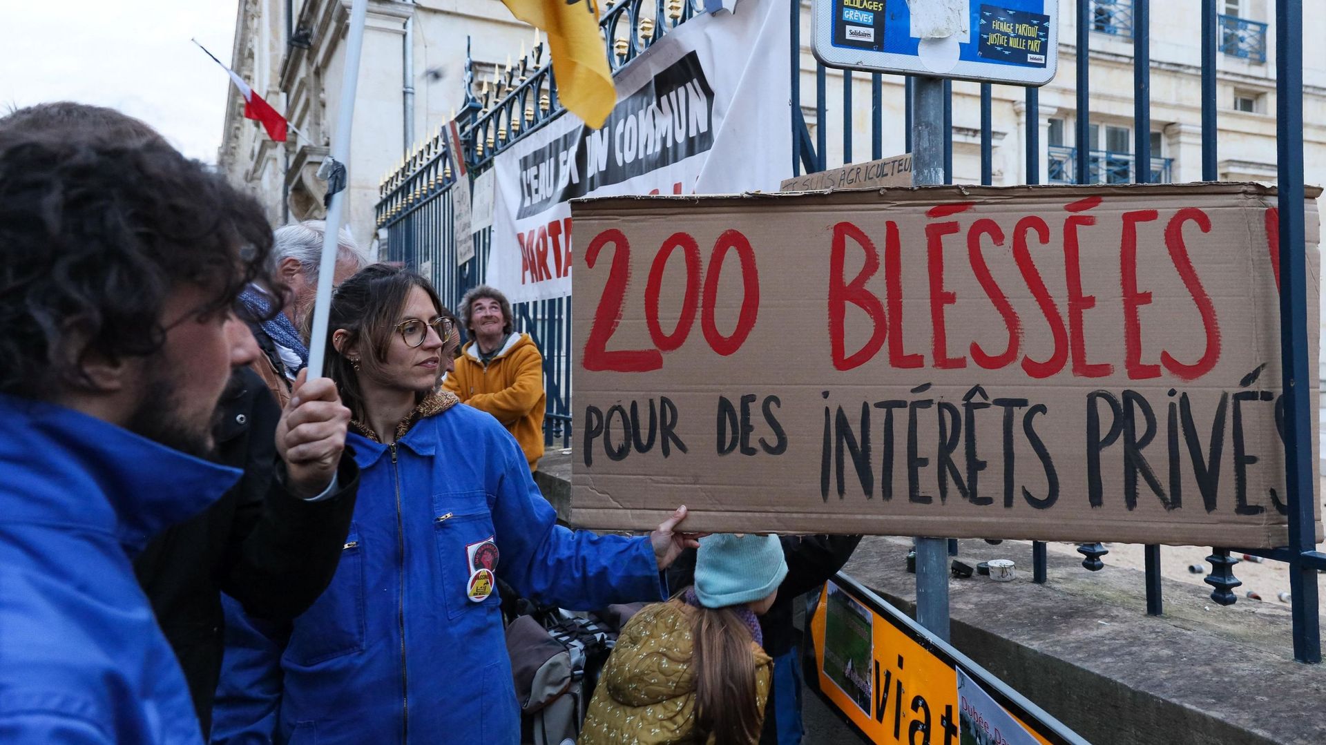 Une personne tient une pancarte devant la préfecture des Deux-Sèvres lors d’une manifestation de soutien aux victimes de Sainte-Soline, le 30 mars 2023.