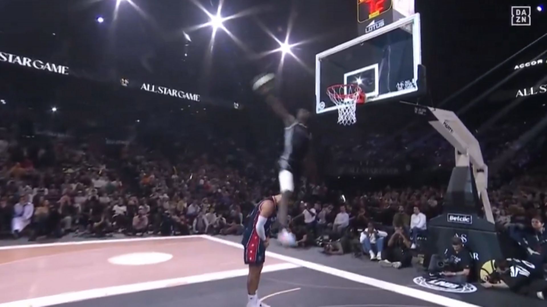 Le jeune Belge Nathan Missia-Dio écrase un gros dunk au concours du All ...
