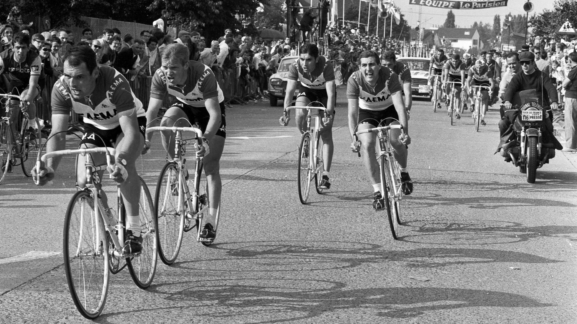 Eddy Merckx et l'équipe Faema à l'arrivée du CLM par équipes à Woluwe-Saint-Pierre en 1969