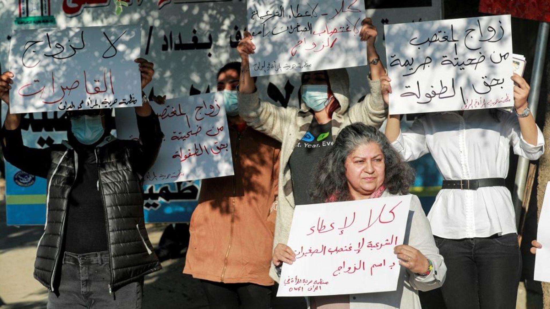 Manifestation devant un tribunal à Bagdad contre le mariage religieux d'une filette de 12 ans, le 21 novembre 2021