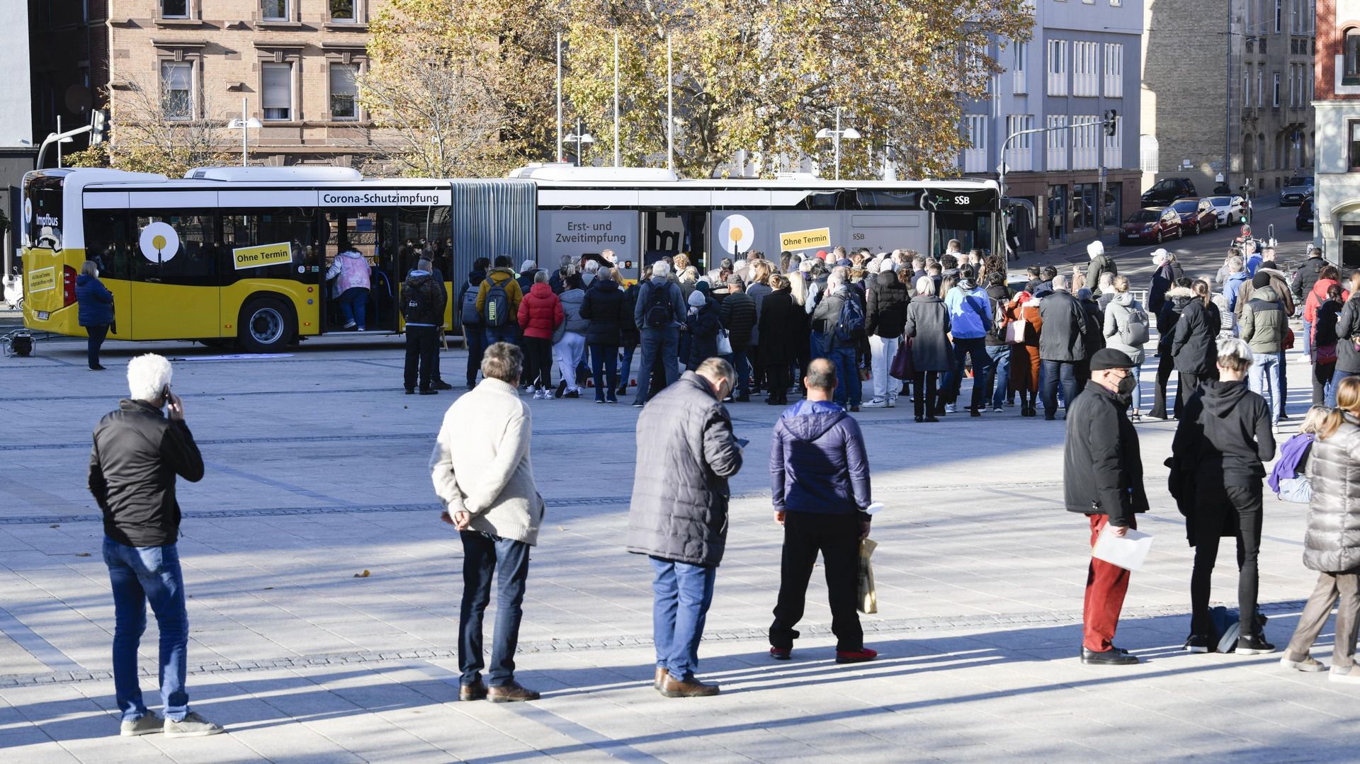 Les Allemands font la queue pour se faire vacciner sans rendez-vous dans les bus à Stuttgart.
