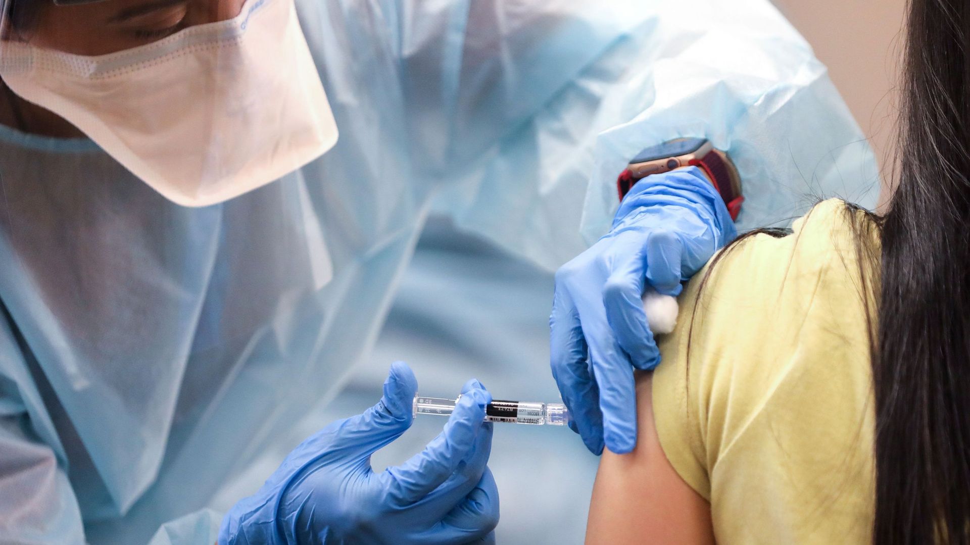 Les premières doses de vaccins seront distribuée en même temps par pays avec des groupes prioritaires