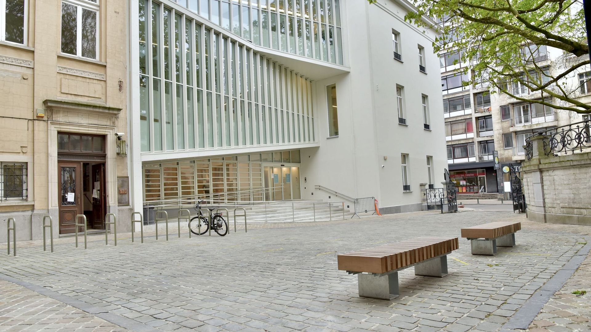 Le nouveau bâtiment vu depuis l’entrée sur la Chaussée d’Ixelles