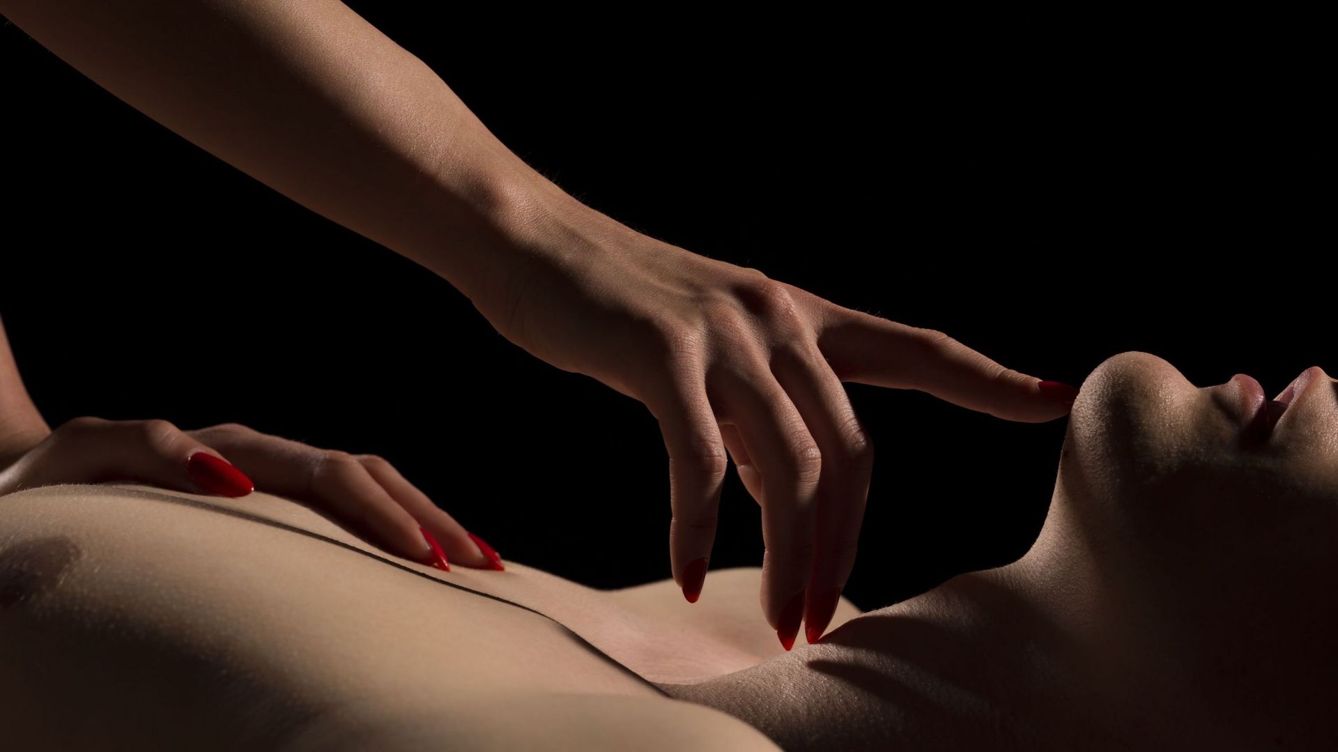 Massage tantrique : une pratique plus spirituelle que sexuelle - RTBF Actus